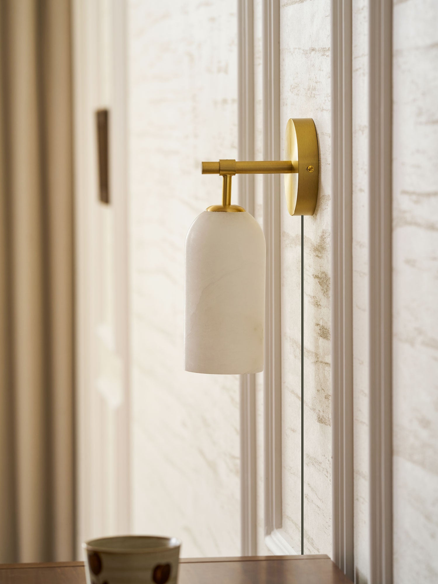Luxe Alabaster Wandlamp Met Cilindervormige Kap In Brons Of Goud Voor Sfeervolle Binnenverlichting | Sansoti