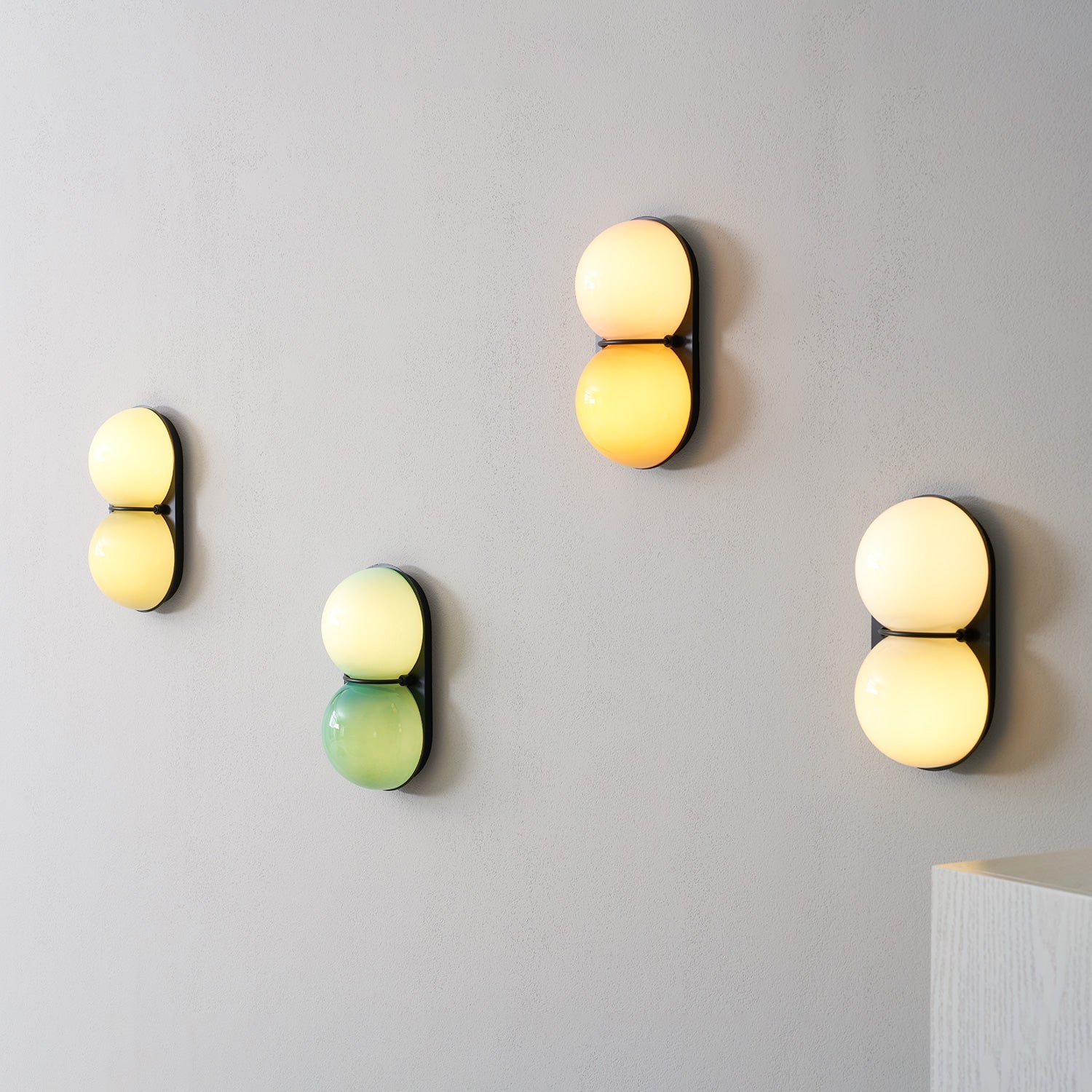 Moderne Dubbele Glazen Wandlamp – Speelse Verlichting met Gekleurde Glazen voor Slaapkamer & Kinderkamer | Sansoti