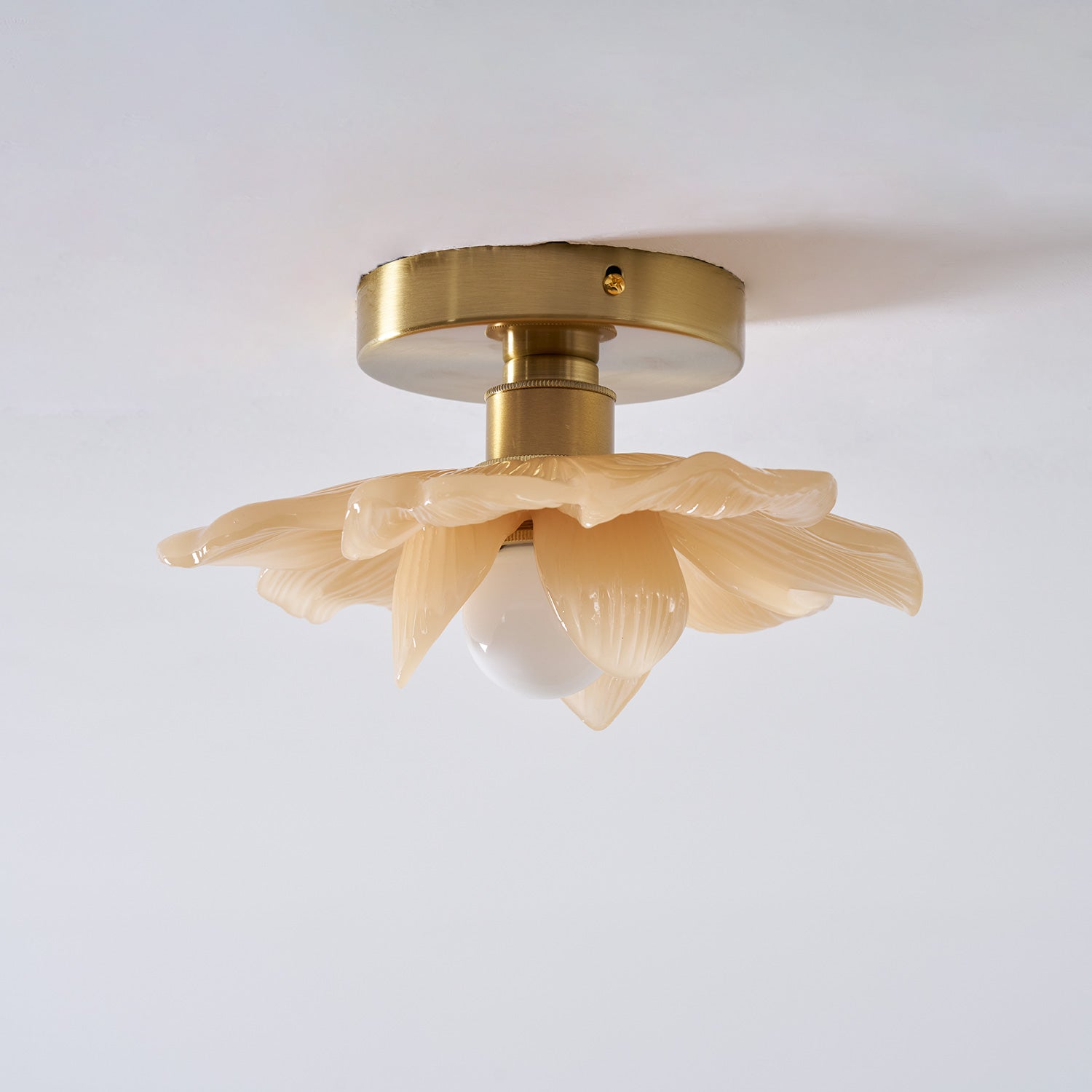 Plafondlamp met Bloesemontwerp in Hars en Messing – Elegante Verlichting voor Slaapkamer en Gang | Sansoti