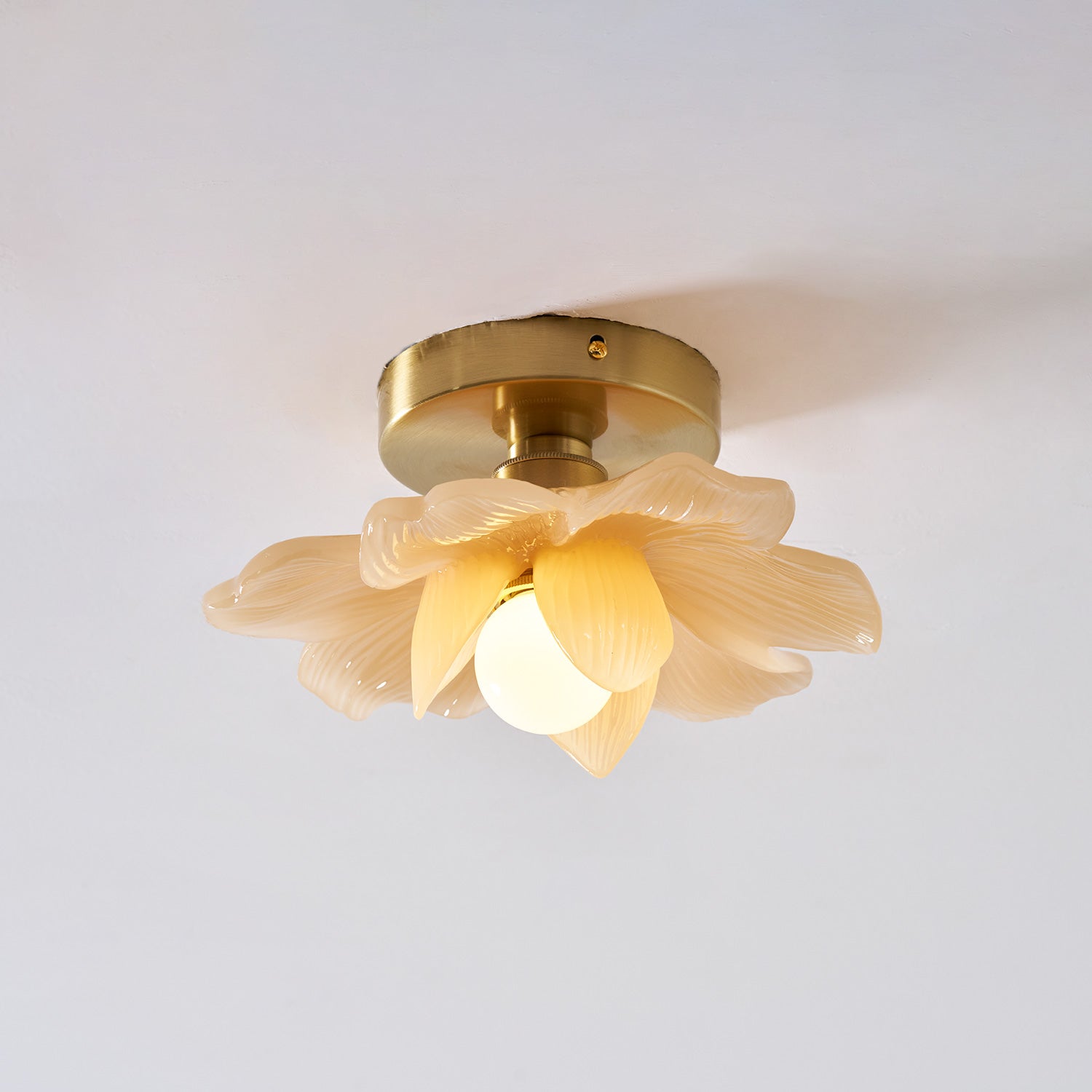 Plafondlamp met Bloesemontwerp in Hars en Messing – Elegante Verlichting voor Slaapkamer en Gang | Sansoti