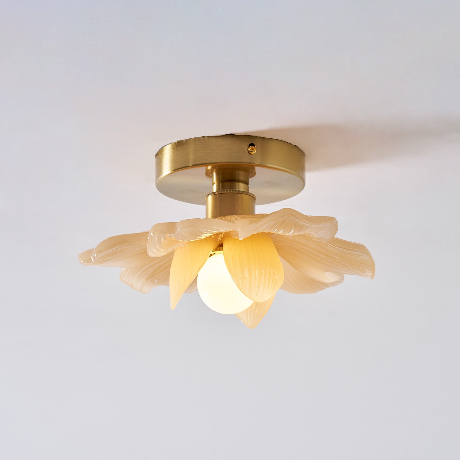 Plafondlamp met Bloesemontwerp in Hars en Messing – Elegante Verlichting voor Slaapkamer en Gang | Sansoti