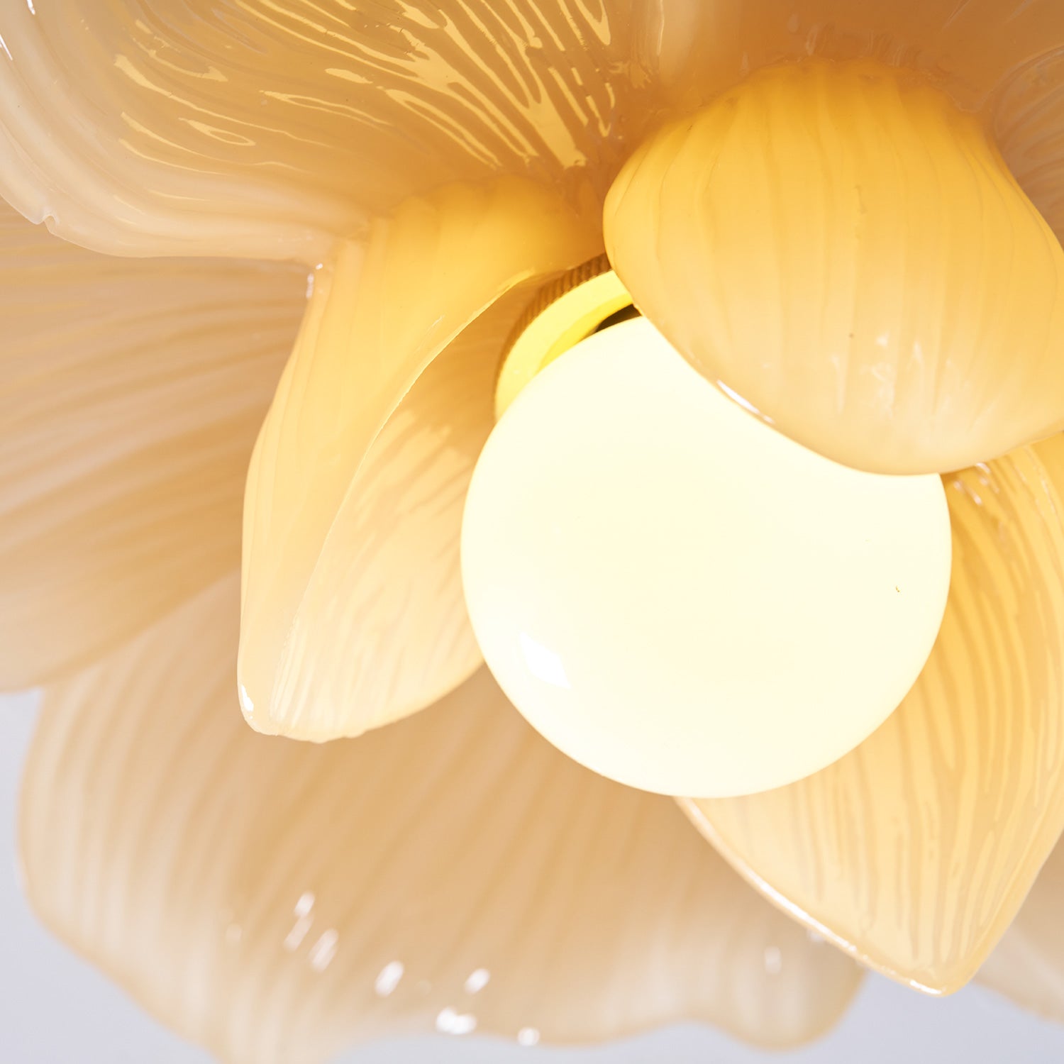 Plafondlamp met Bloesemontwerp in Hars en Messing – Elegante Verlichting voor Slaapkamer en Gang | Sansoti