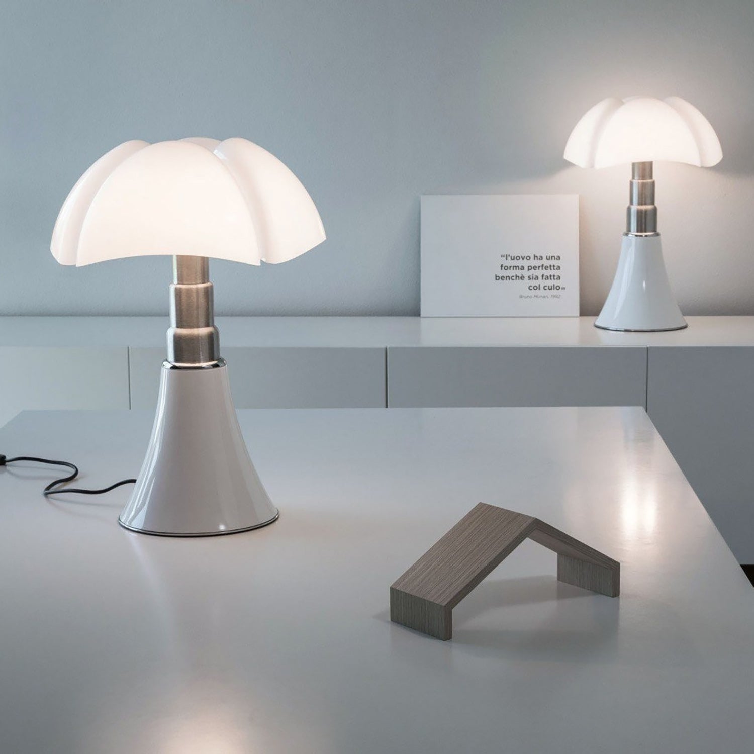 Moderne Design Tafellamp met In Hoogte Verstelbare Kap – Zwart Wit Geel Goud Chroom | Sansoti