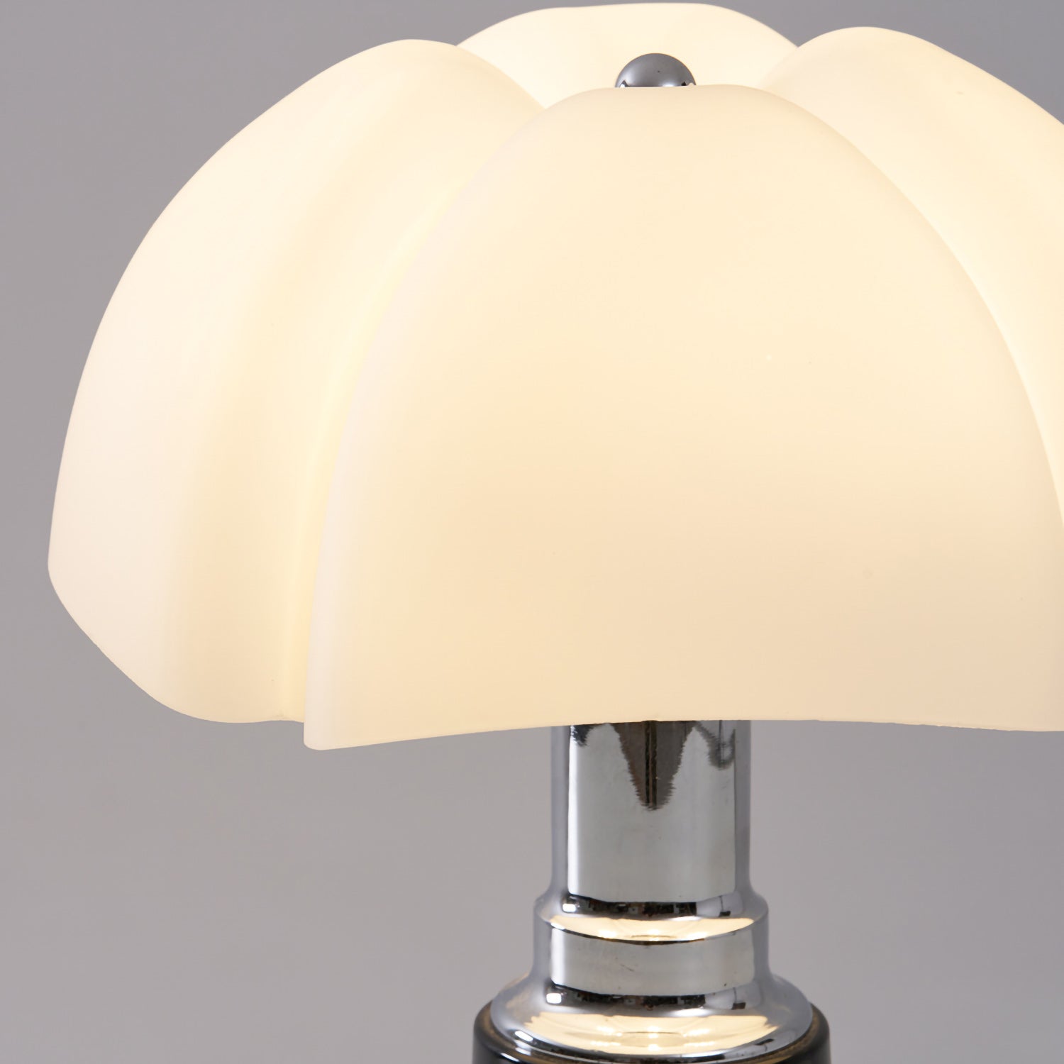 Moderne Design Tafellamp met In Hoogte Verstelbare Kap – Zwart Wit Geel Goud Chroom | Sansoti