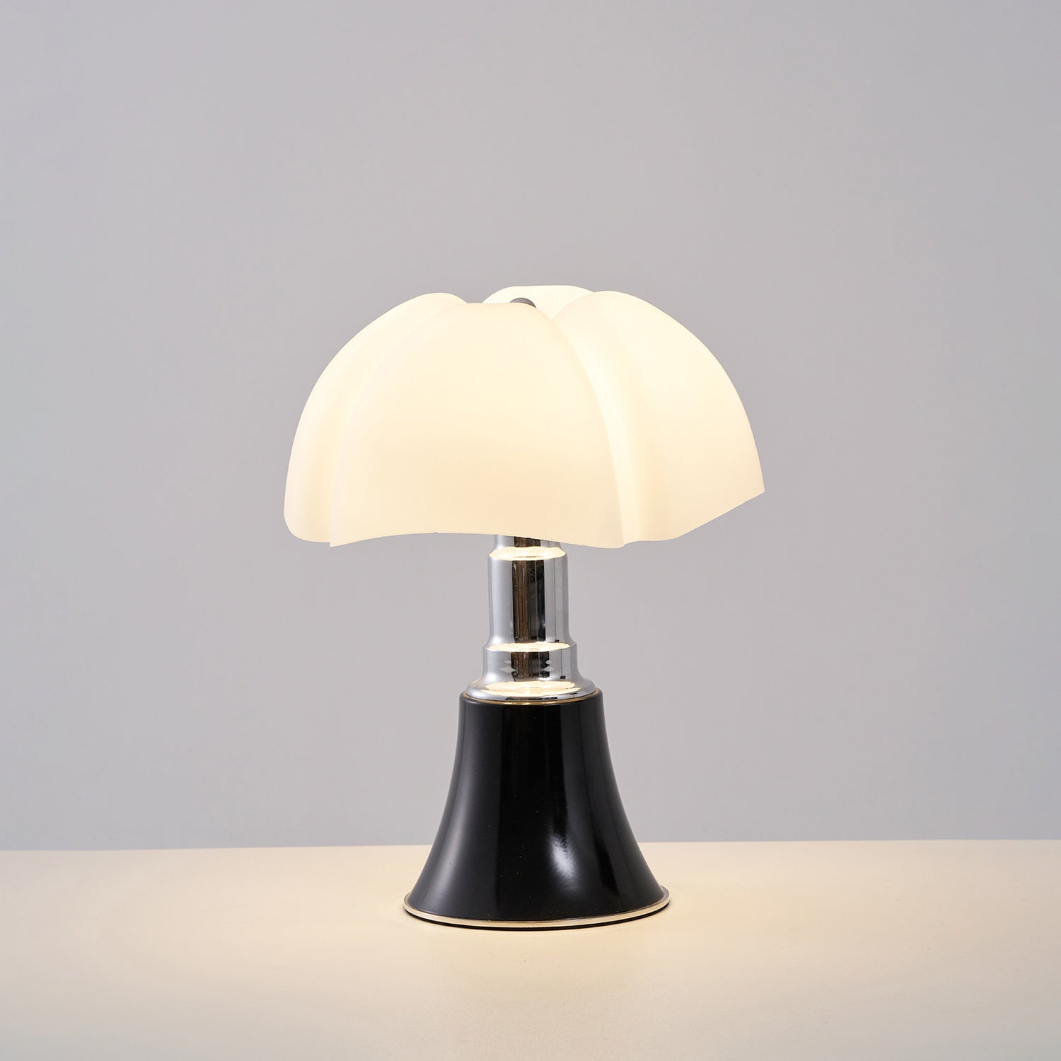 Moderne Design Tafellamp met In Hoogte Verstelbare Kap – Zwart Wit Geel Goud Chroom | Sansoti