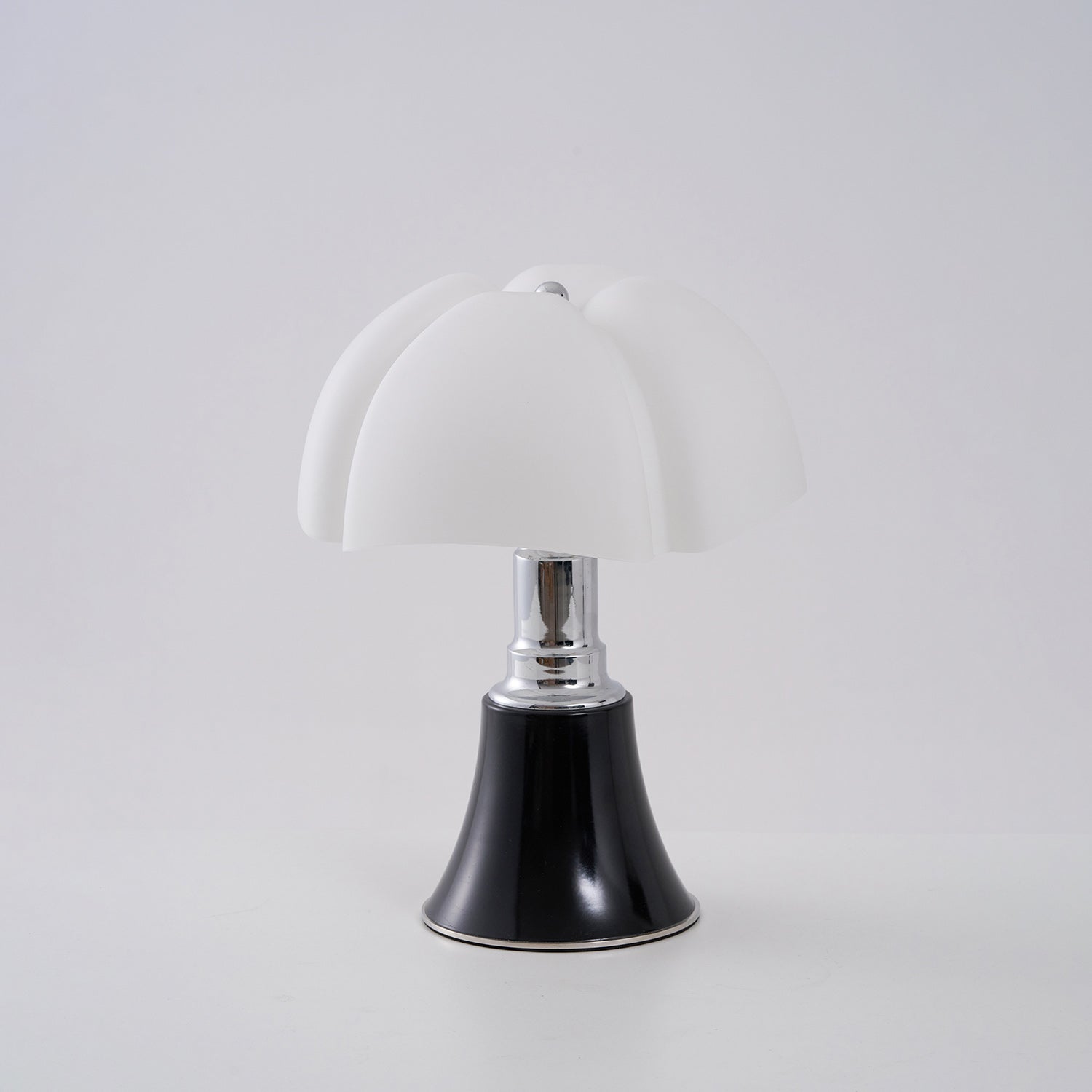 Moderne Design Tafellamp met In Hoogte Verstelbare Kap – Zwart Wit Geel Goud Chroom | Sansoti