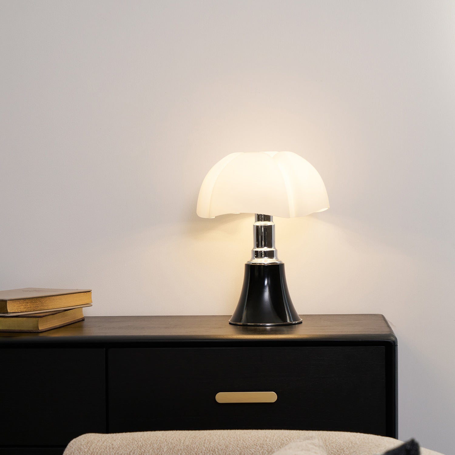 Moderne Design Tafellamp met In Hoogte Verstelbare Kap – Zwart Wit Geel Goud Chroom | Sansoti