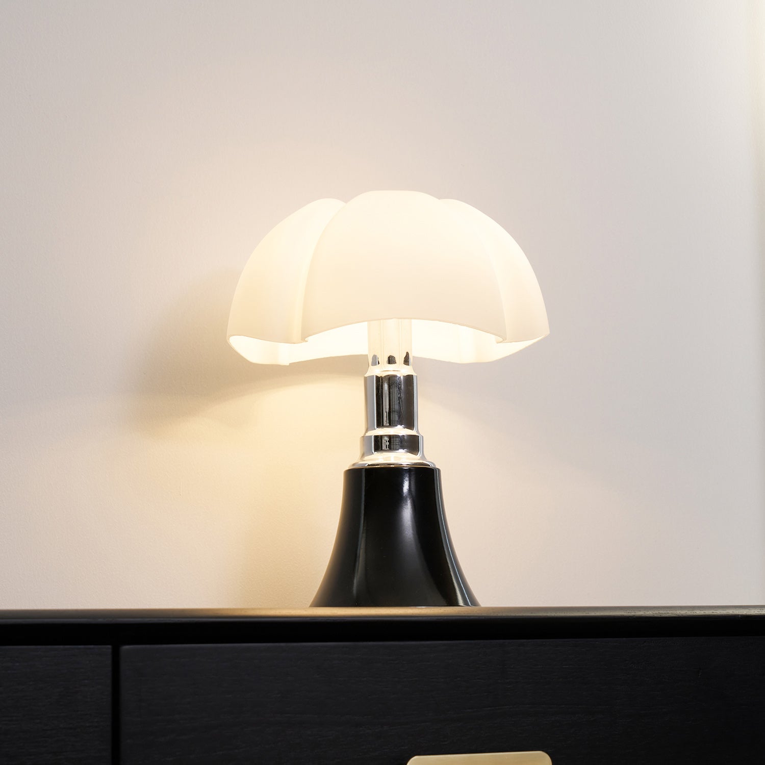 Moderne Design Tafellamp met In Hoogte Verstelbare Kap – Zwart Wit Geel Goud Chroom | Sansoti