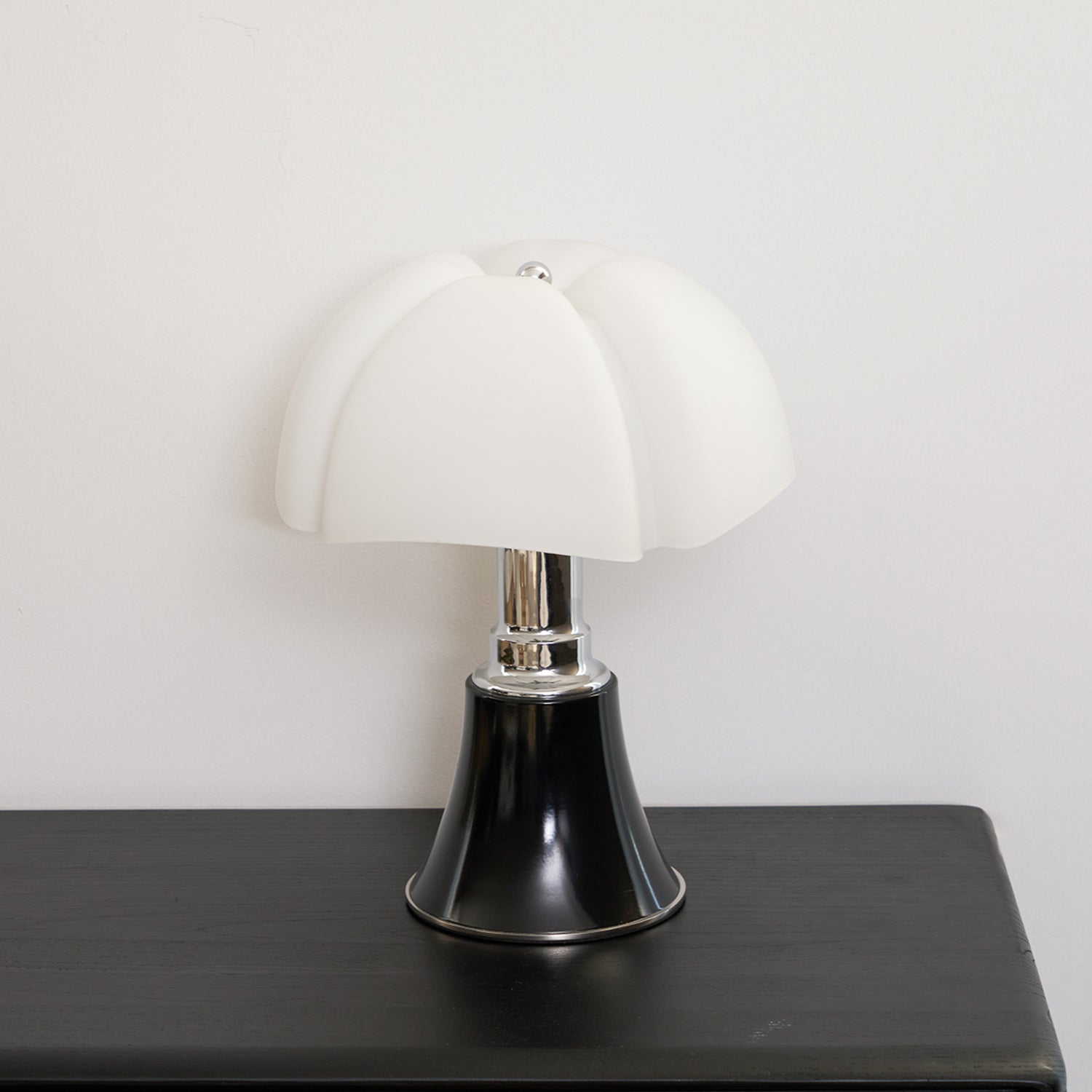Moderne Design Tafellamp met In Hoogte Verstelbare Kap – Zwart Wit Geel Goud Chroom | Sansoti