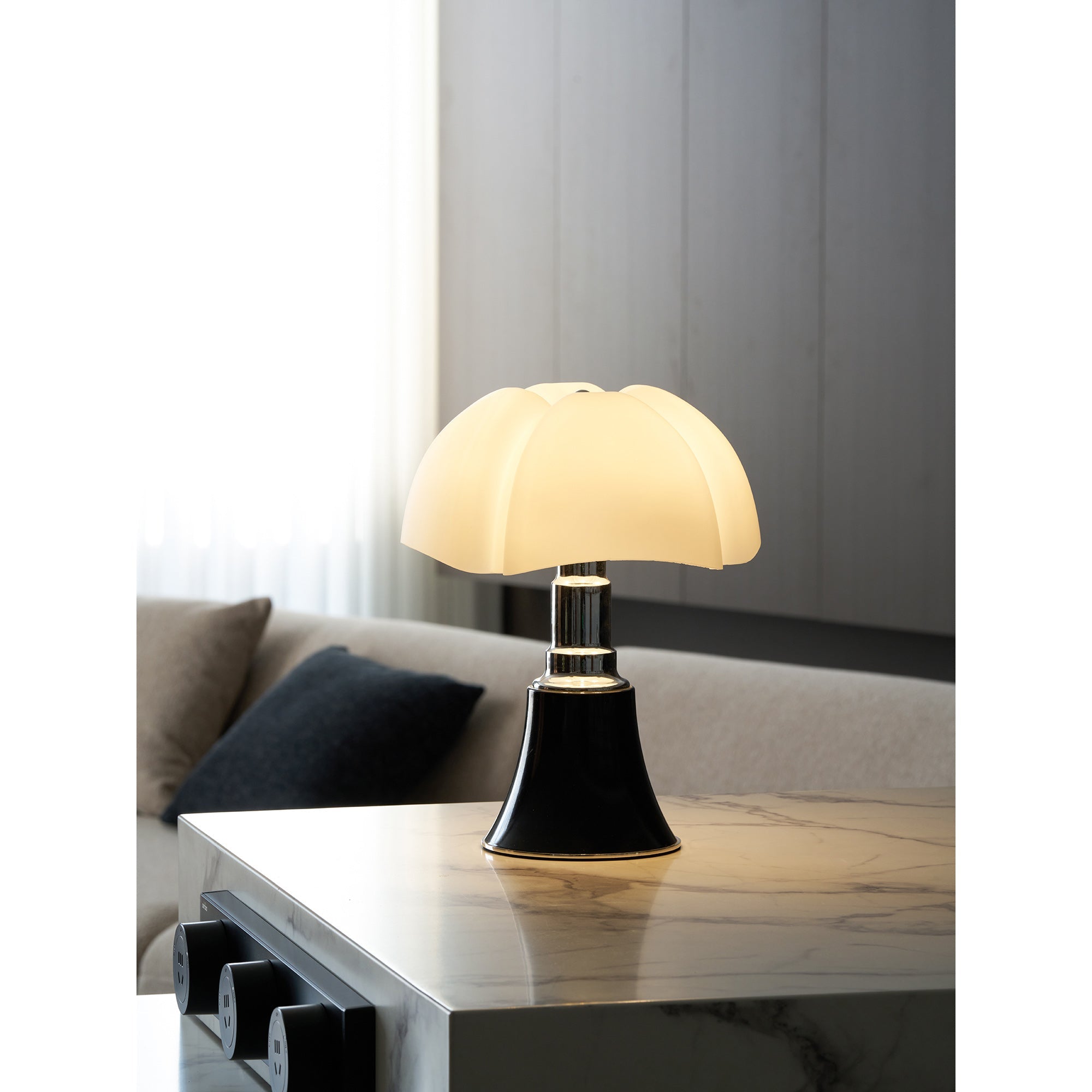 Moderne Design Tafellamp met In Hoogte Verstelbare Kap – Zwart Wit Geel Goud Chroom | Sansoti