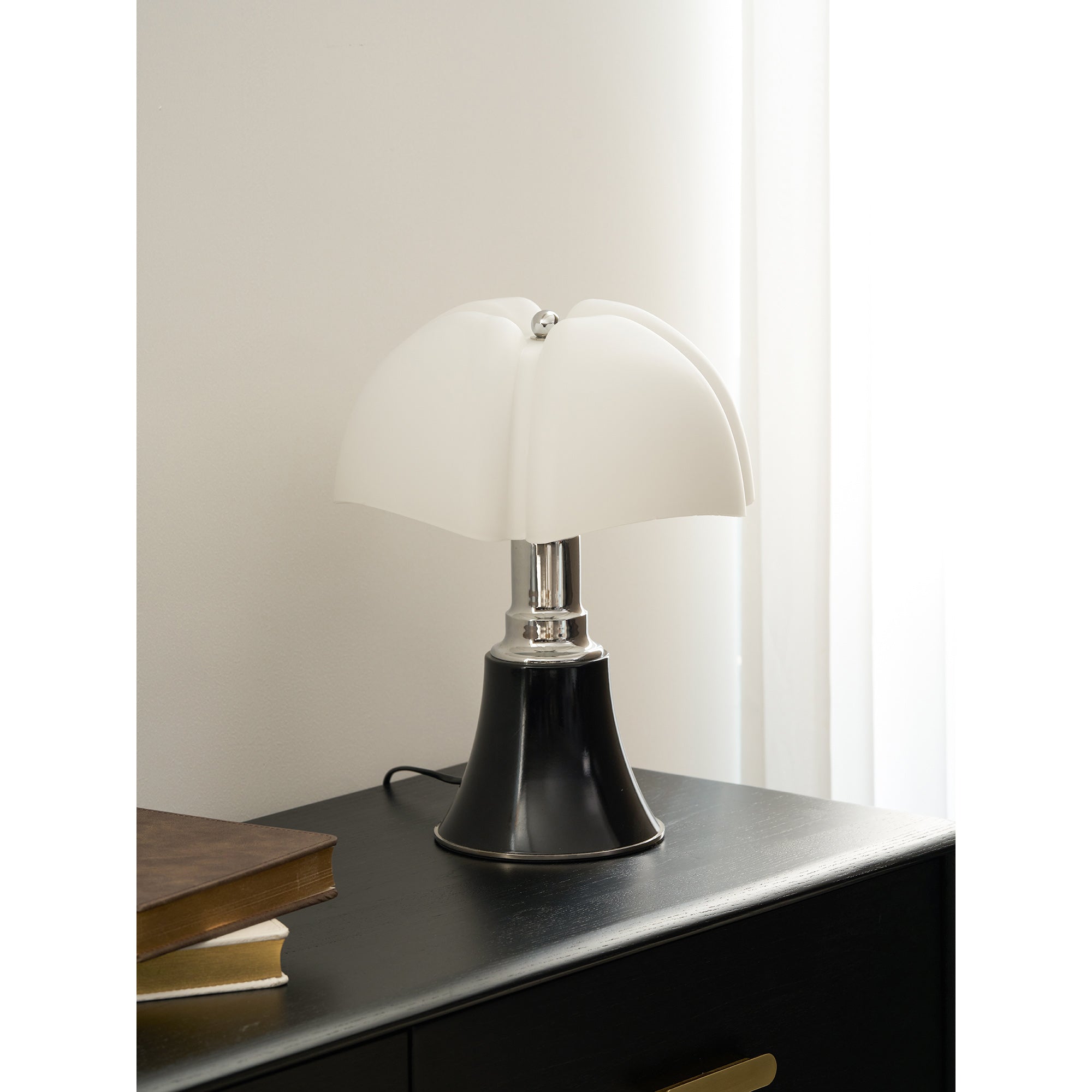 Moderne Design Tafellamp met In Hoogte Verstelbare Kap – Zwart Wit Geel Goud Chroom | Sansoti