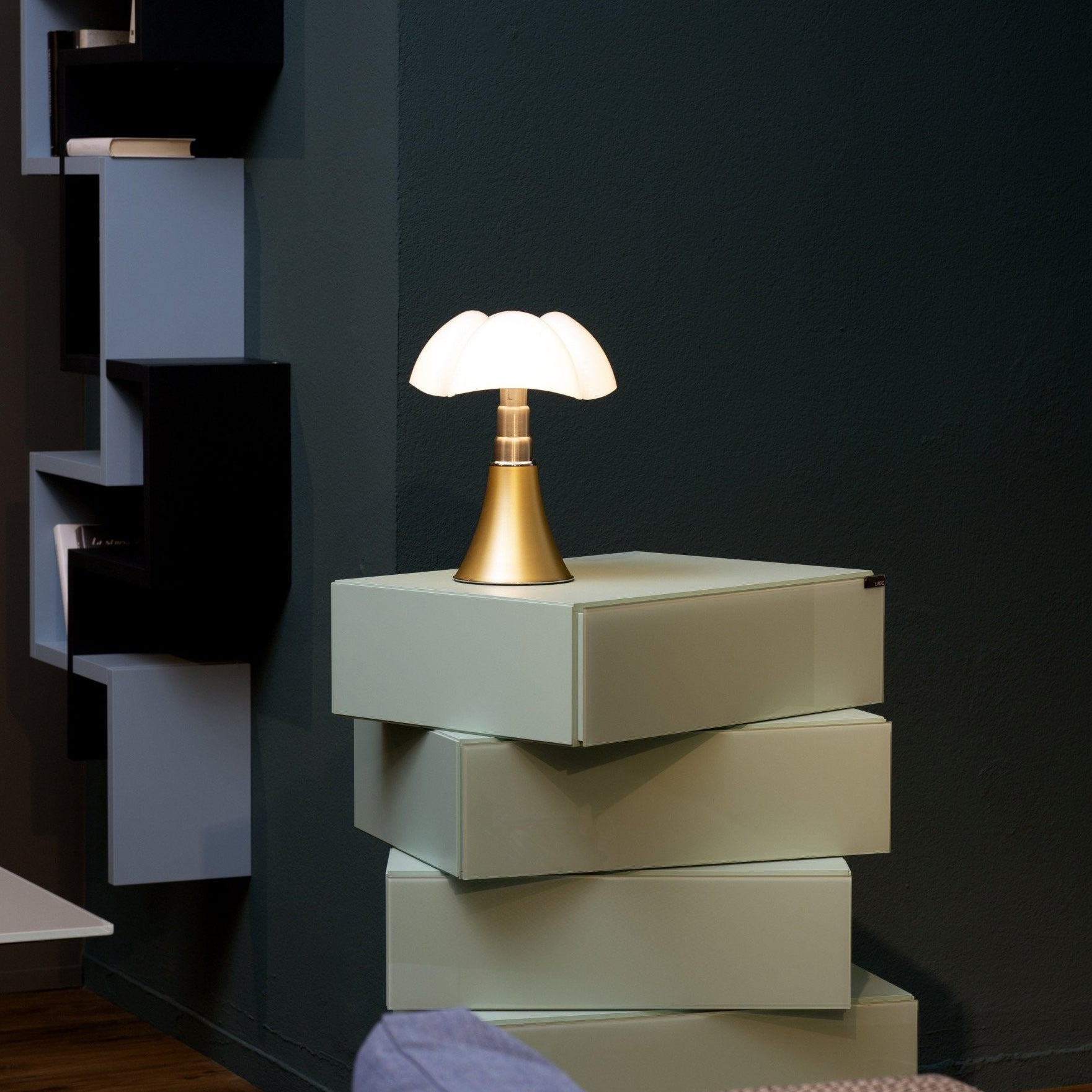 Moderne Design Tafellamp met In Hoogte Verstelbare Kap – Zwart Wit Geel Goud Chroom | Sansoti