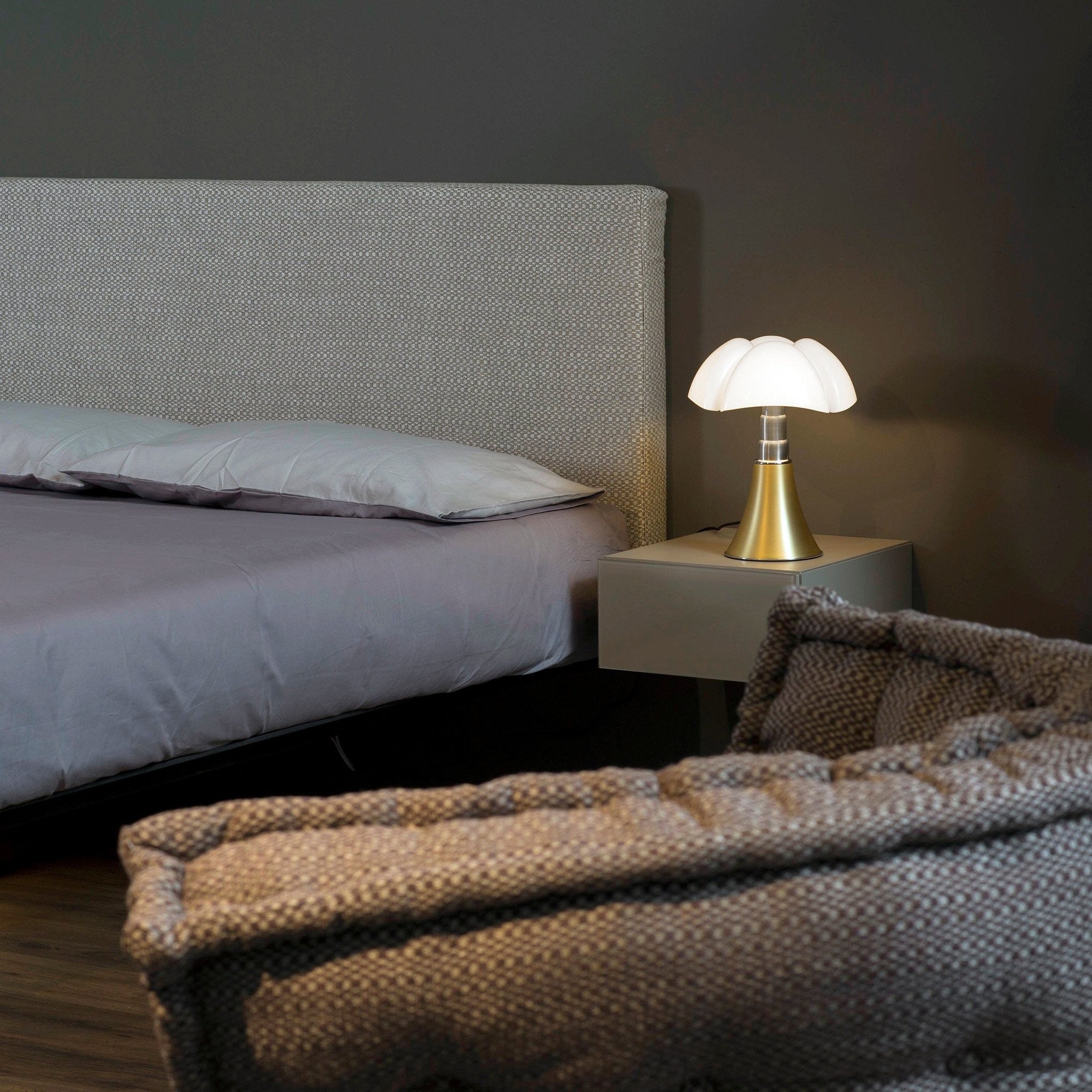 Moderne Design Tafellamp met In Hoogte Verstelbare Kap – Zwart Wit Geel Goud Chroom | Sansoti