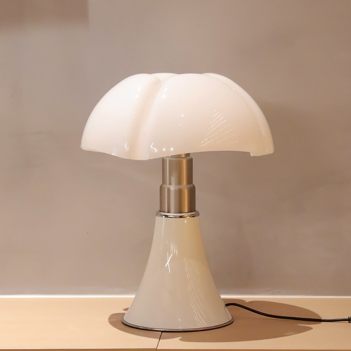 Moderne Design Tafellamp met In Hoogte Verstelbare Kap – Zwart Wit Geel Goud Chroom | Sansoti