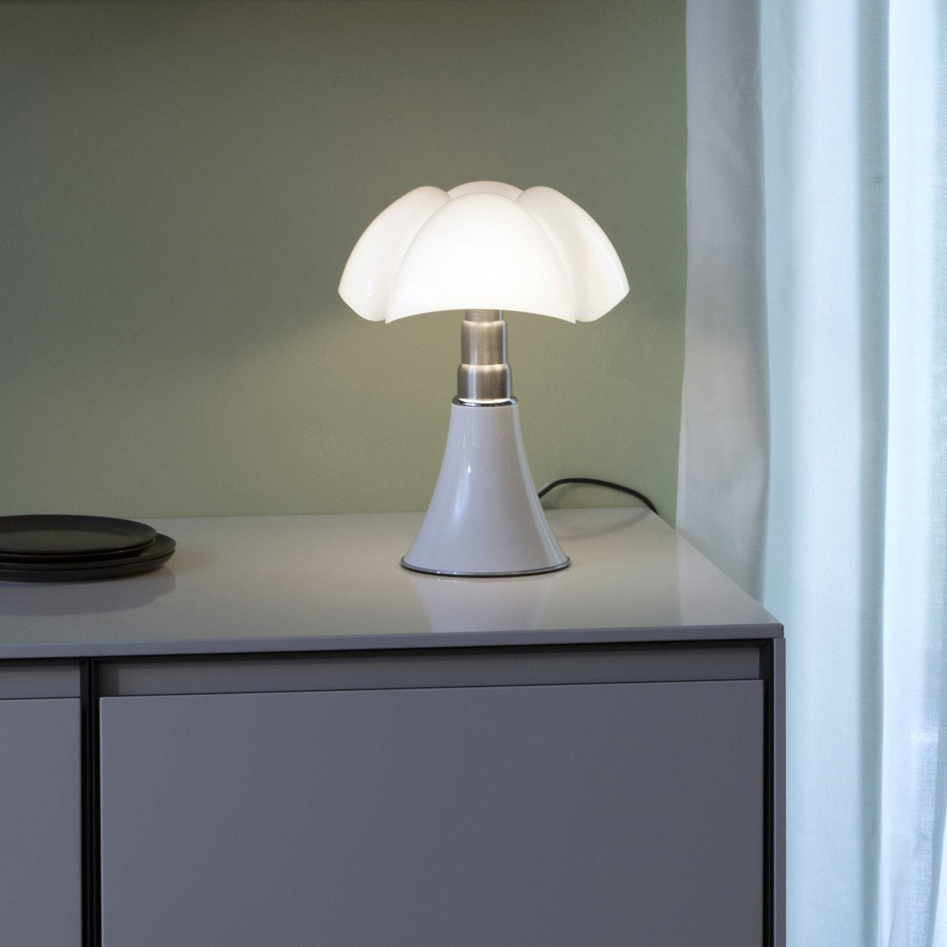 Moderne Design Tafellamp met In Hoogte Verstelbare Kap – Zwart Wit Geel Goud Chroom | Sansoti