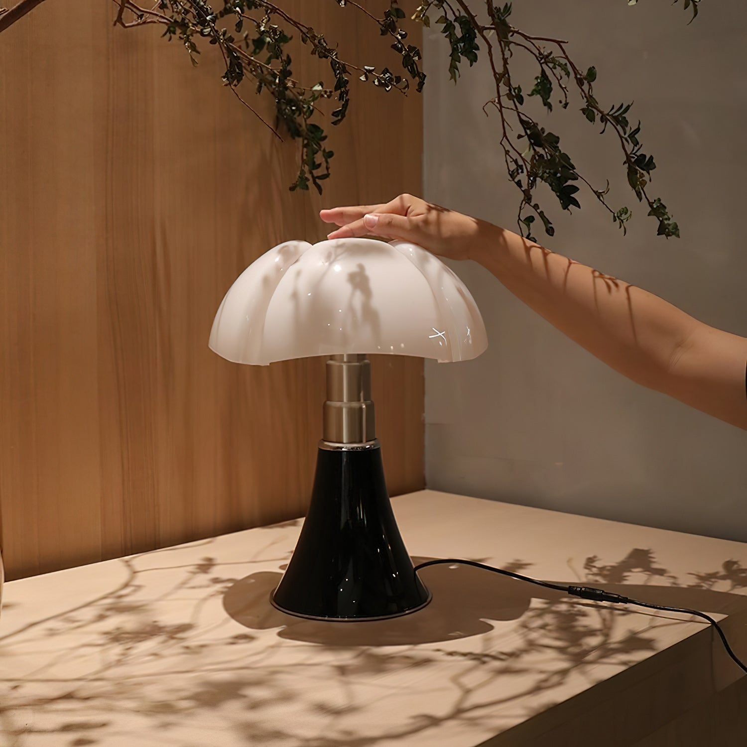 Moderne Design Tafellamp met In Hoogte Verstelbare Kap – Zwart Wit Geel Goud Chroom | Sansoti