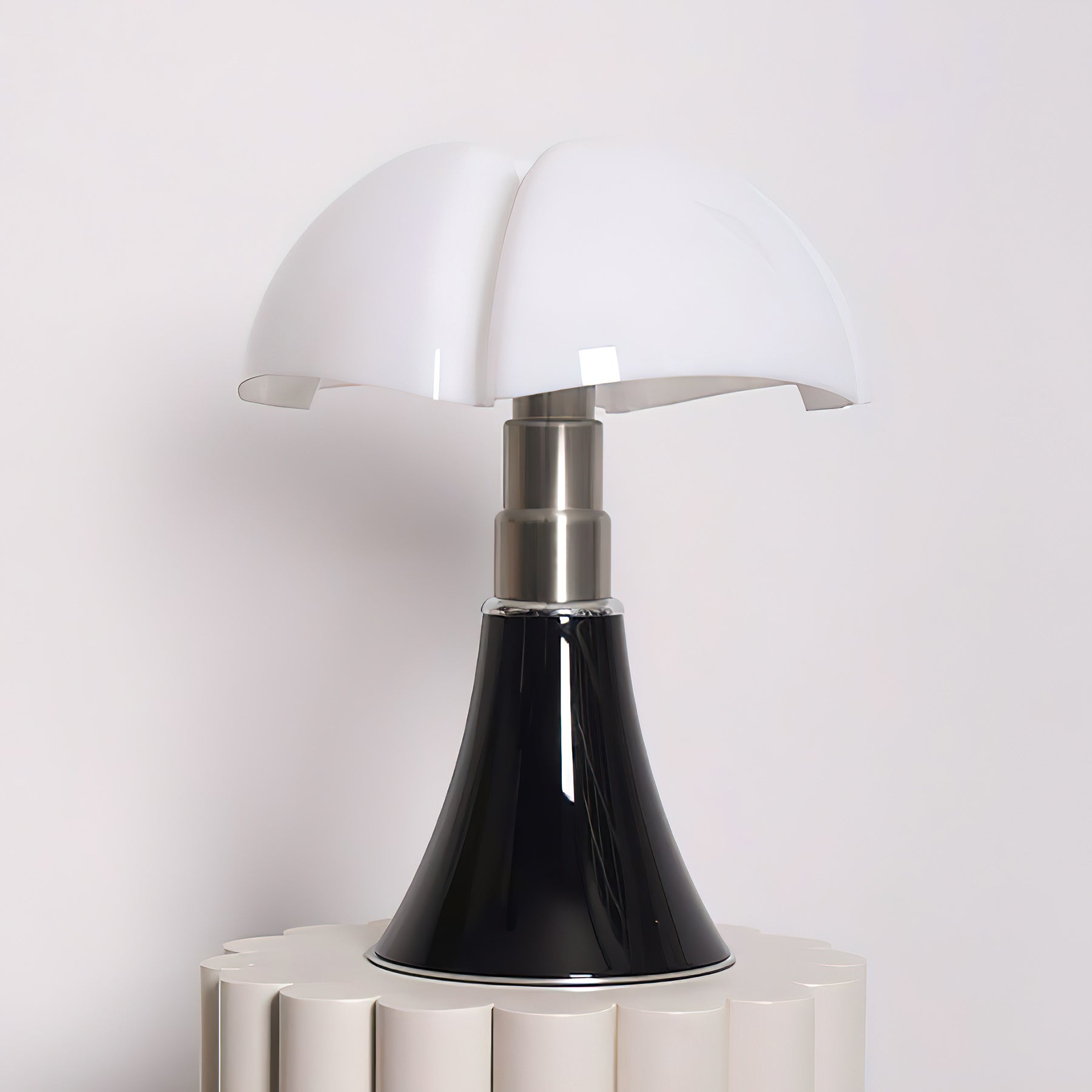 Moderne Design Tafellamp met In Hoogte Verstelbare Kap – Zwart Wit Geel Goud Chroom | Sansoti