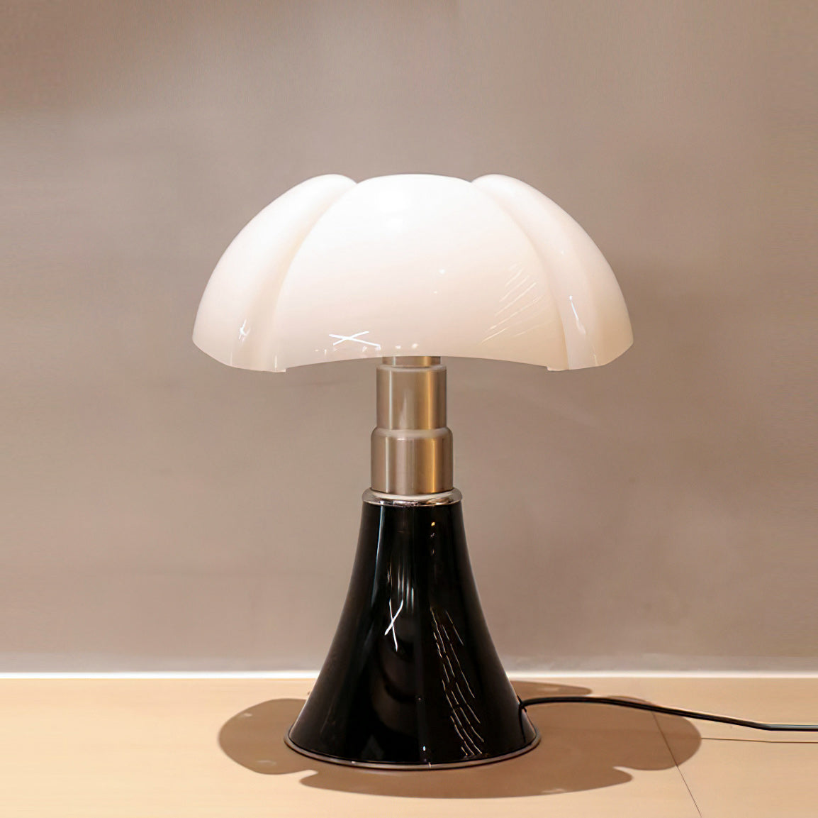 Moderne Design Tafellamp met In Hoogte Verstelbare Kap – Zwart Wit Geel Goud Chroom | Sansoti