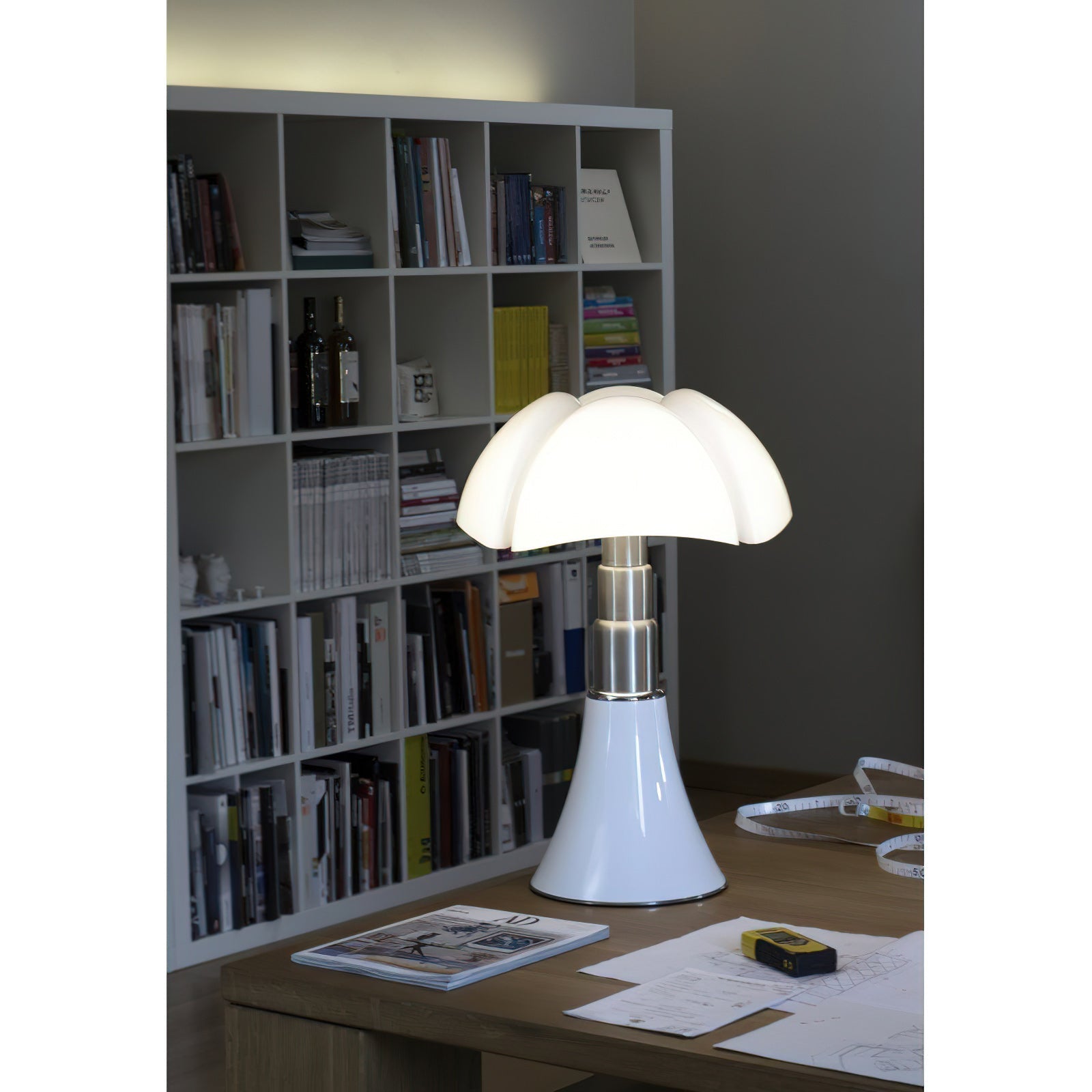 Moderne Design Tafellamp met In Hoogte Verstelbare Kap – Zwart Wit Geel Goud Chroom | Sansoti
