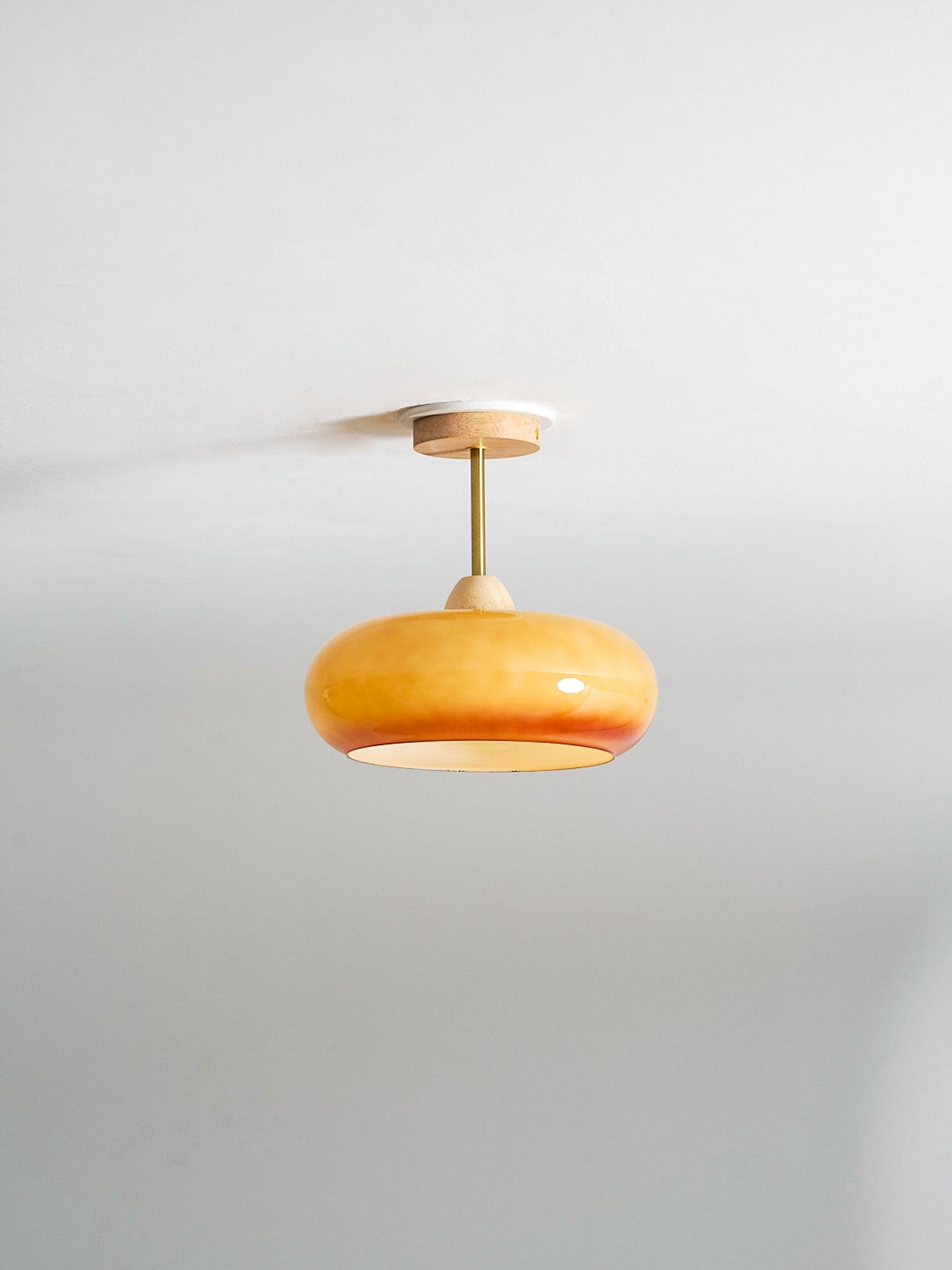 Vintage Bauhaus Plafondlamp met Glazen Schijf – Natuurlijk Houten Frame in Oranje of Wit – Ø28cm Verlichting voor Mid-Century Modern Interieur | Sansoti