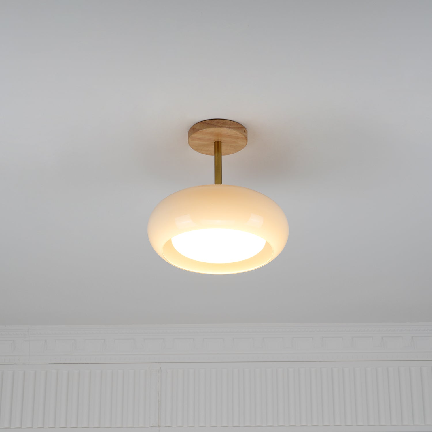 Vintage Bauhaus Plafondlamp met Glazen Schijf – Natuurlijk Houten Frame in Oranje of Wit – Ø28cm Verlichting voor Mid-Century Modern Interieur | Sansoti