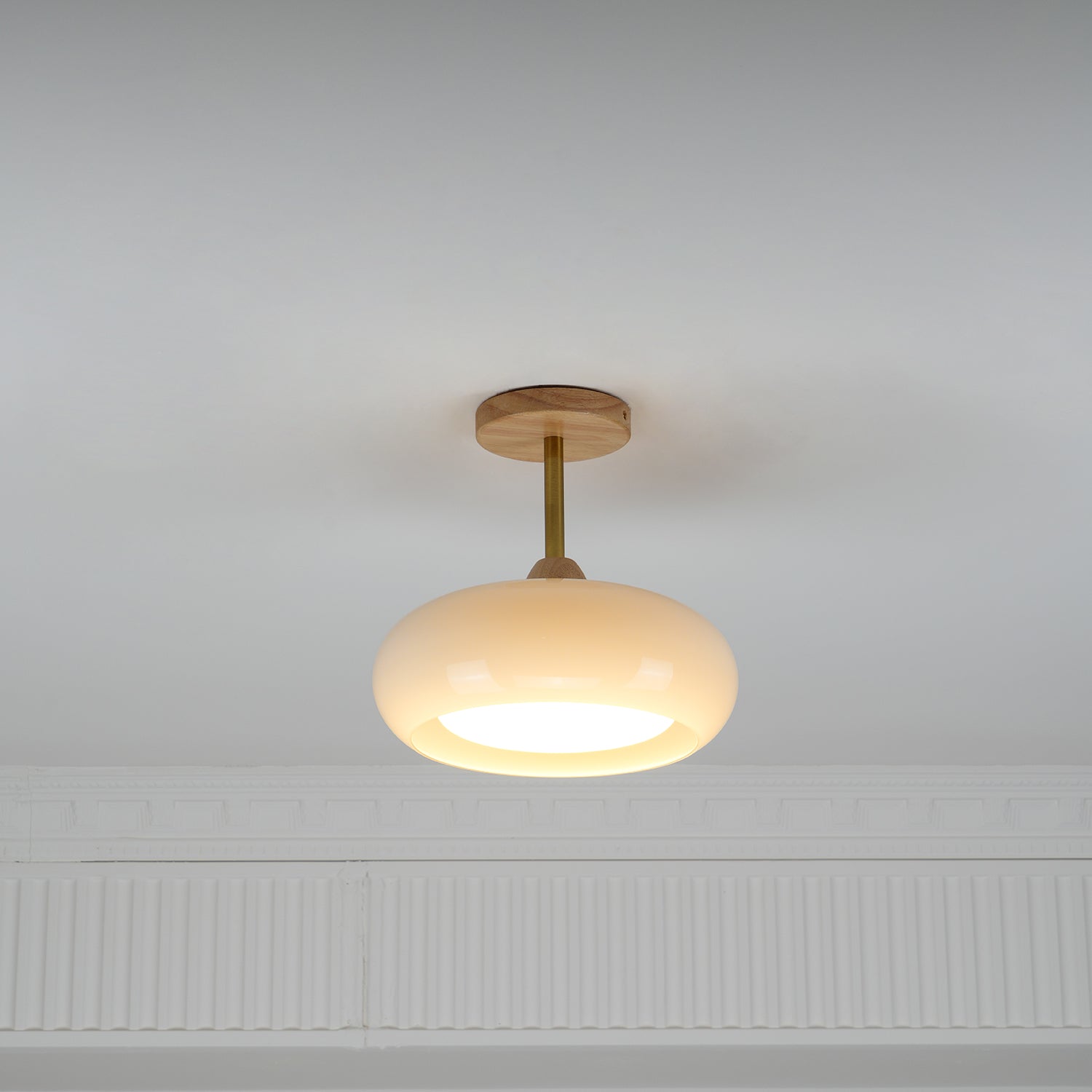 Vintage Bauhaus Plafondlamp met Glazen Schijf – Natuurlijk Houten Frame in Oranje of Wit – Ø28cm Verlichting voor Mid-Century Modern Interieur | Sansoti