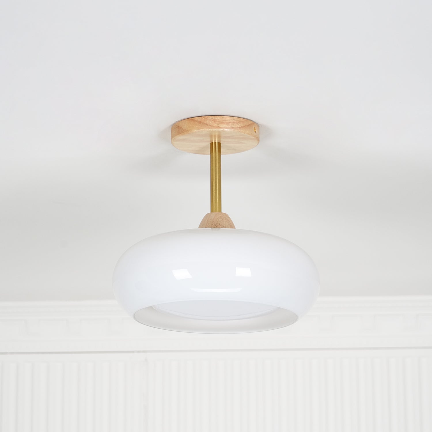 Vintage Bauhaus Plafondlamp met Glazen Schijf – Natuurlijk Houten Frame in Oranje of Wit – Ø28cm Verlichting voor Mid-Century Modern Interieur | Sansoti