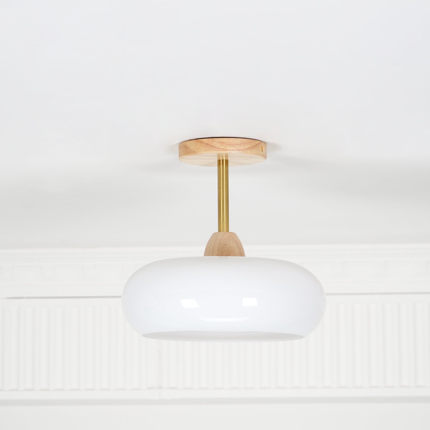 Vintage Bauhaus Plafondlamp met Glazen Schijf – Natuurlijk Houten Frame in Oranje of Wit – Ø28cm Verlichting voor Mid-Century Modern Interieur | Sansoti