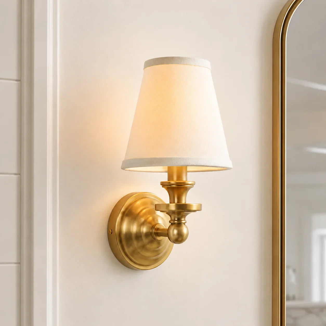 Vintage Wandlamp met Linnen Kap en Messing Armatuur – Retro Design voor Slaapkamer en Woonkamer | Sansoti