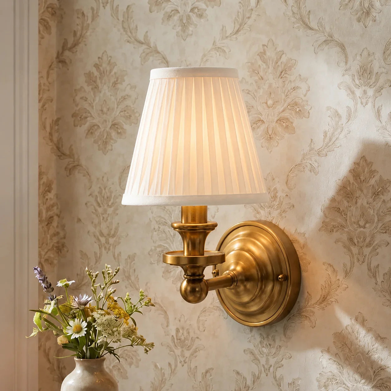 Vintage Wandlamp met Linnen Kap en Messing Armatuur – Retro Design voor Slaapkamer en Woonkamer | Sansoti