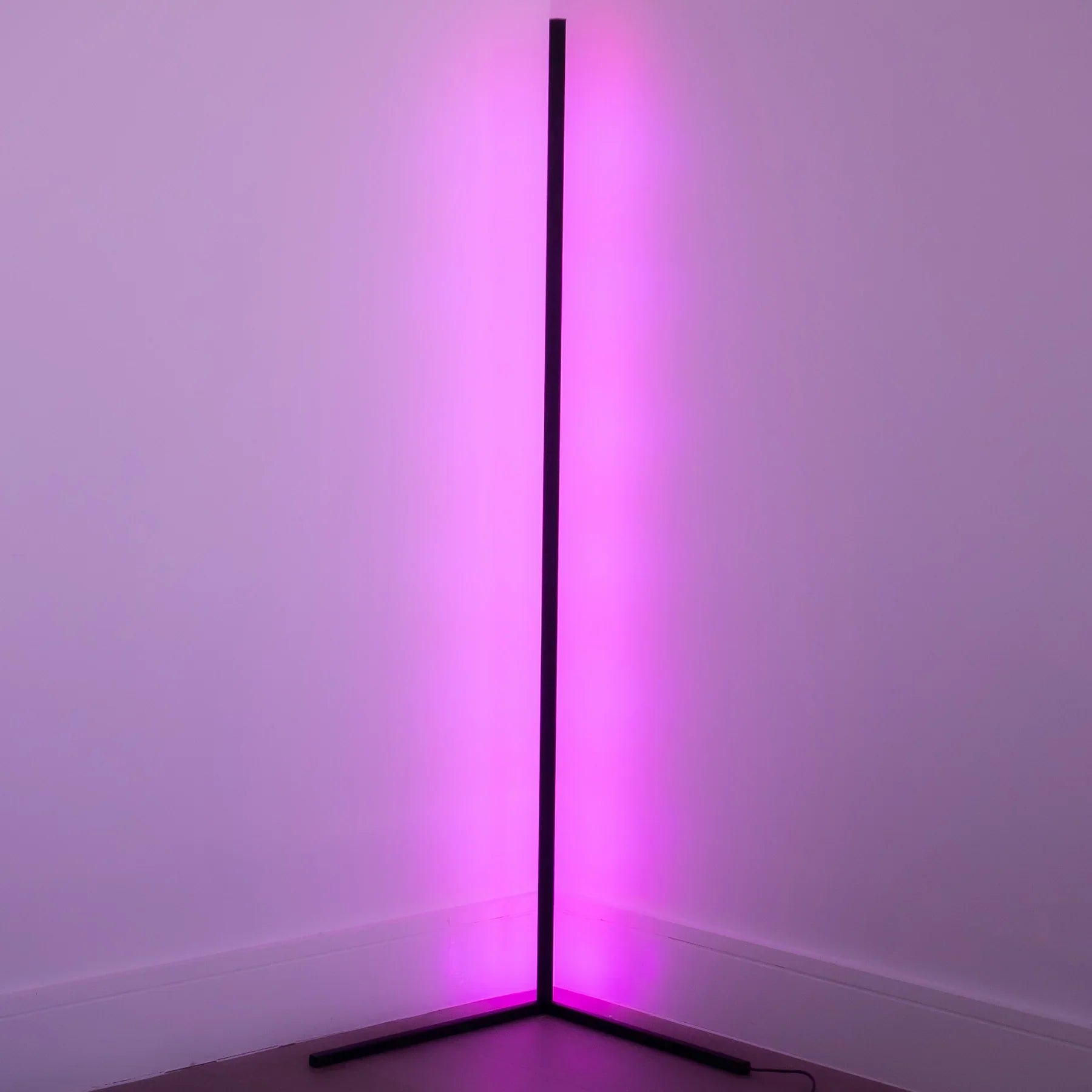 Moderne Eck-Stehleuchte mit integrierter LED-Beleuchtung und schlankem, platzsparendem Design | Restfield