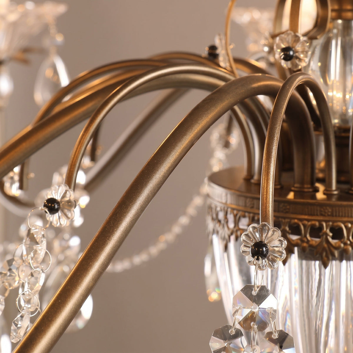 Lustre en cristal avec abat-jour en verre, fer doré, candélabre réglable et à intensité variable, moderne, pour salle à manger et salon | Sansoti