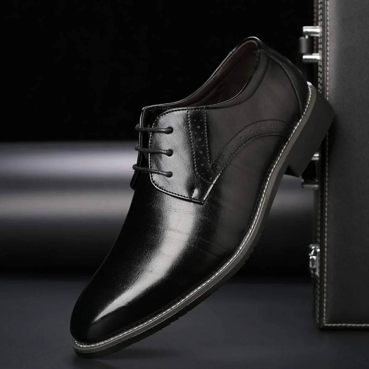 Heren Oxford Schoenen met Gesloten Vetersysteem en Brogue Details voor Zakelijk Formeel Gebruik Klassiek | Sansoti