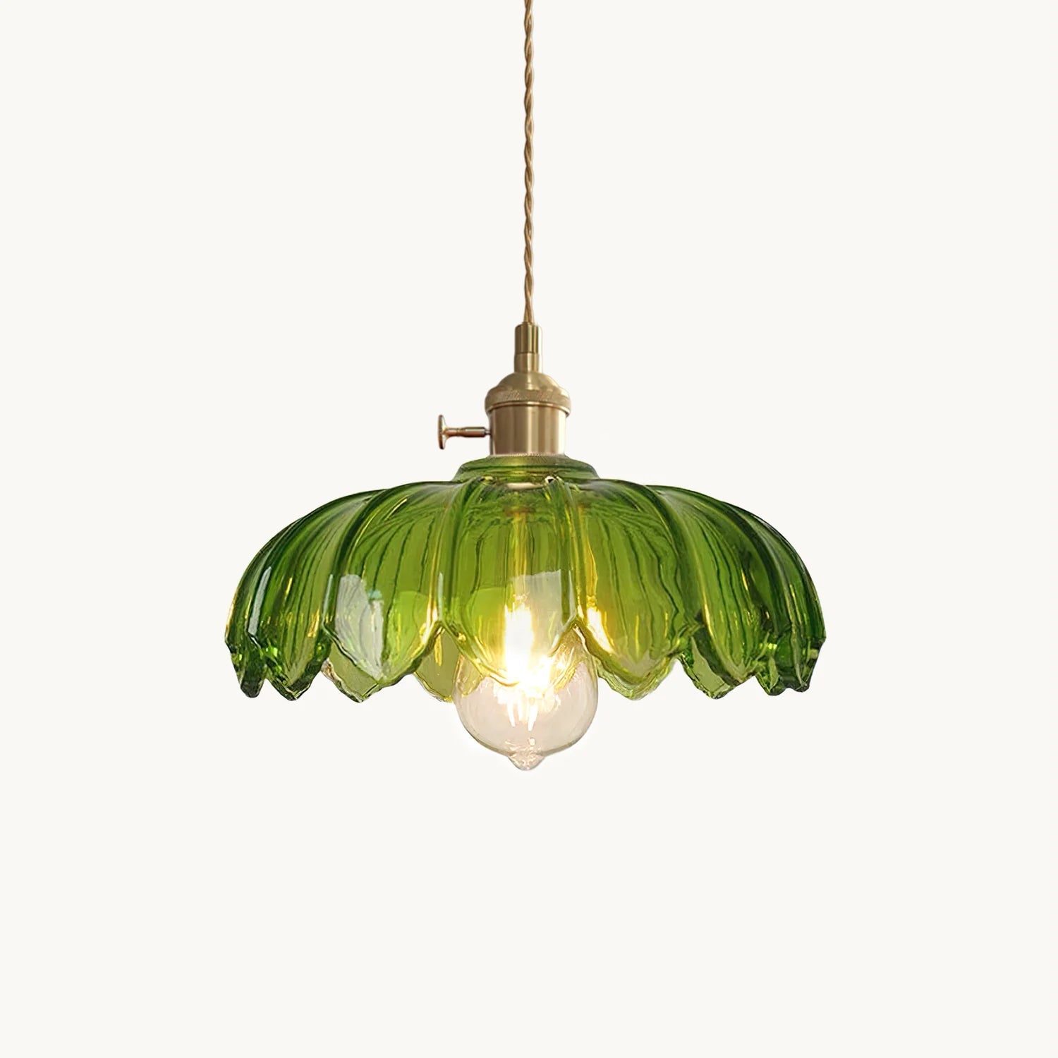 Retro Hanglamp met Bloembladkap en Messing Armatuur – Vintage Elegantie in Zes Glaskleuren – Enkele of Drievoudige Lichtpunten | Sansoti