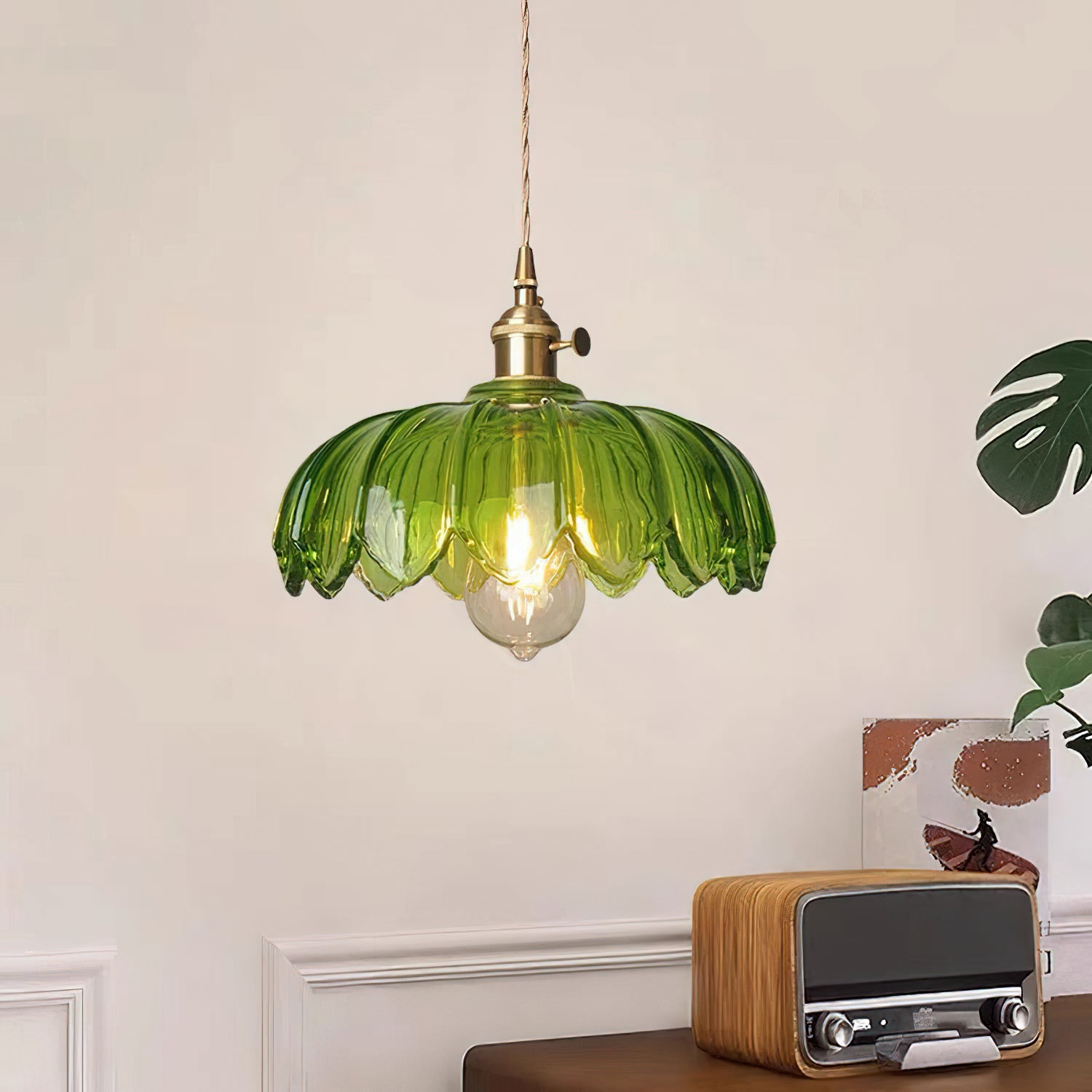 Retro Hanglamp met Bloembladkap en Messing Armatuur – Vintage Elegantie in Zes Glaskleuren – Enkele of Drievoudige Lichtpunten | Sansoti