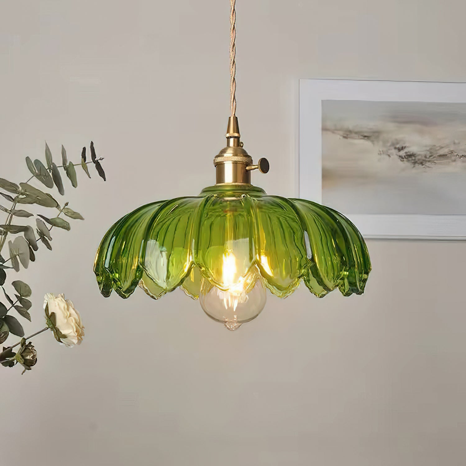 Retro Hanglamp met Bloembladkap en Messing Armatuur – Vintage Elegantie in Zes Glaskleuren – Enkele of Drievoudige Lichtpunten | Sansoti