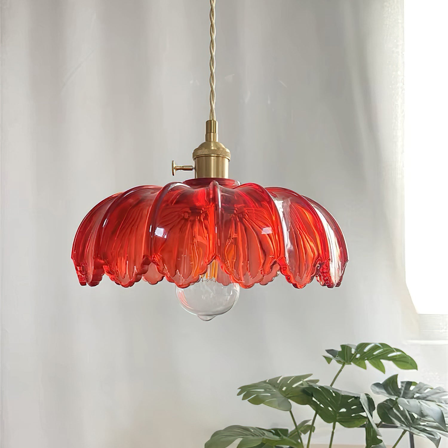 Retro Hanglamp met Bloembladkap en Messing Armatuur – Vintage Elegantie in Zes Glaskleuren – Enkele of Drievoudige Lichtpunten | Sansoti
