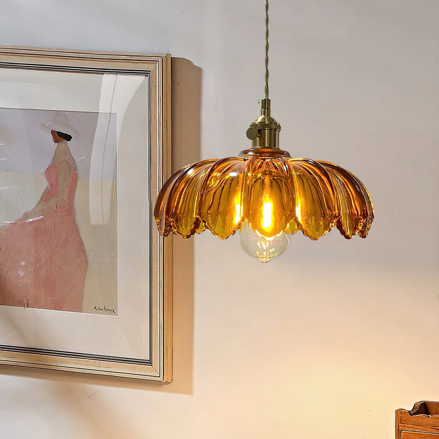 Retro Hanglamp met Bloembladkap en Messing Armatuur – Vintage Elegantie in Zes Glaskleuren – Enkele of Drievoudige Lichtpunten | Sansoti