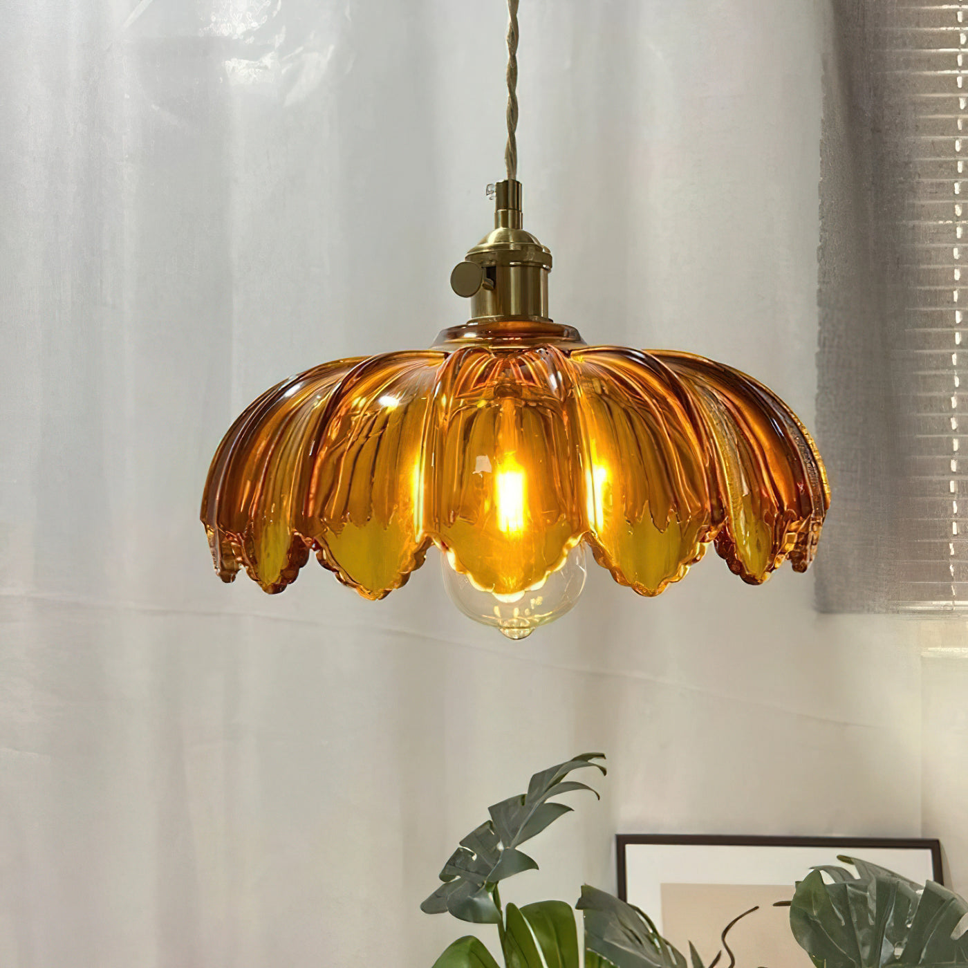 Retro Hanglamp met Bloembladkap en Messing Armatuur – Vintage Elegantie in Zes Glaskleuren – Enkele of Drievoudige Lichtpunten | Sansoti