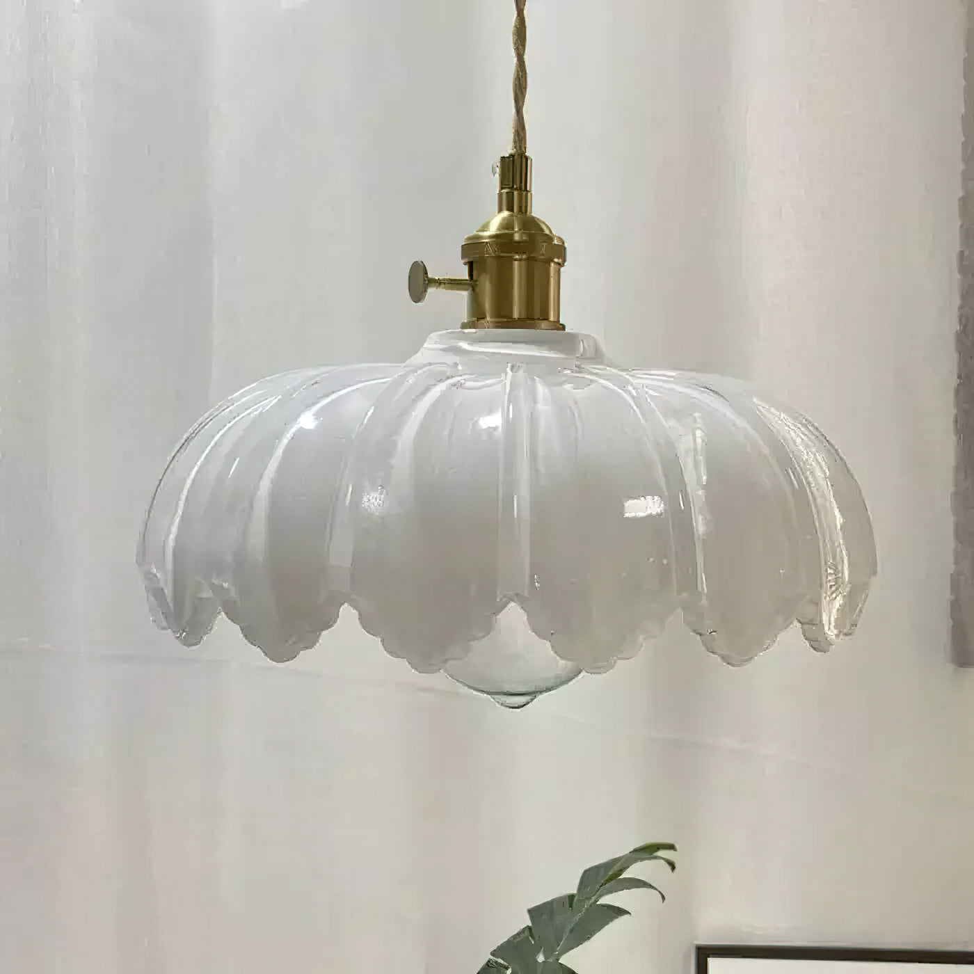 Retro Hanglamp met Bloembladkap en Messing Armatuur – Vintage Elegantie in Zes Glaskleuren – Enkele of Drievoudige Lichtpunten | Sansoti