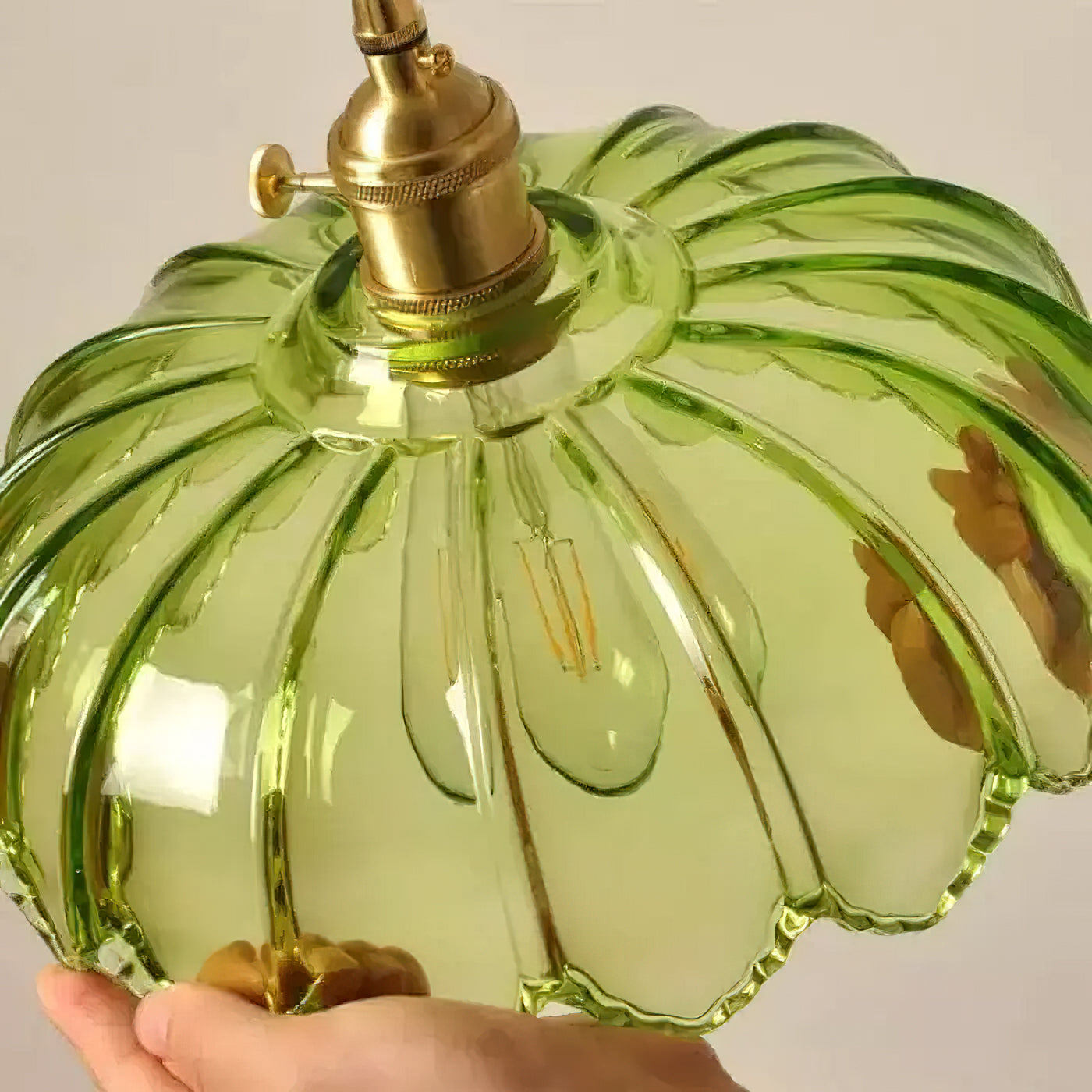 Retro Hanglamp met Bloembladkap en Messing Armatuur – Vintage Elegantie in Zes Glaskleuren – Enkele of Drievoudige Lichtpunten | Sansoti