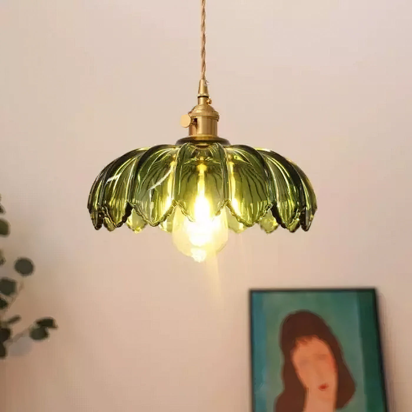Retro Hanglamp met Bloembladkap en Messing Armatuur – Vintage Elegantie in Zes Glaskleuren – Enkele of Drievoudige Lichtpunten | Sansoti