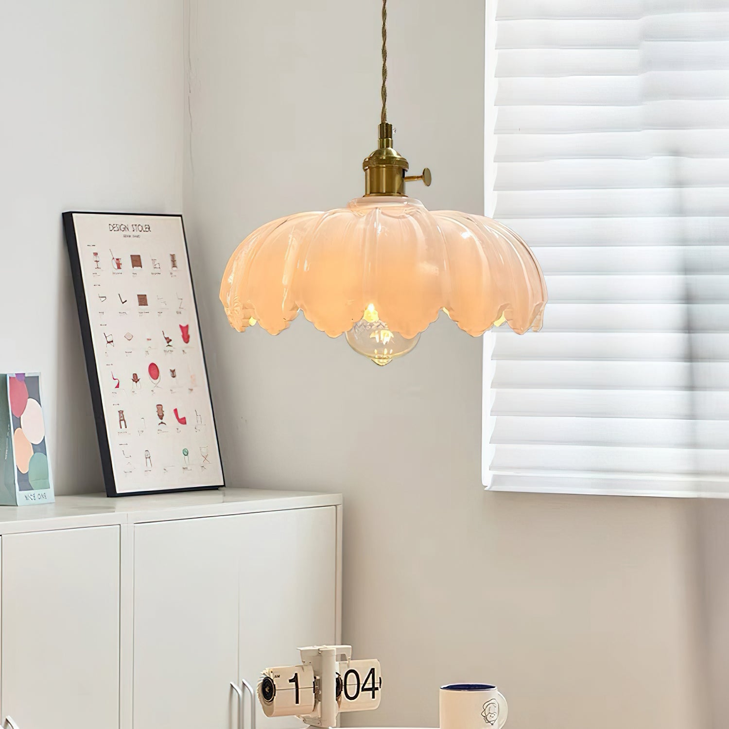 Retro Hanglamp met Bloembladkap en Messing Armatuur – Vintage Elegantie in Zes Glaskleuren – Enkele of Drievoudige Lichtpunten | Sansoti