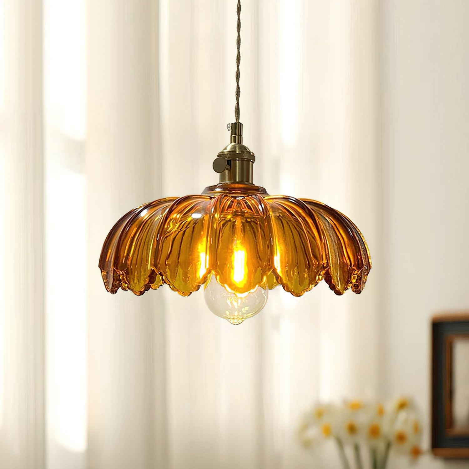 Retro Hanglamp met Bloembladkap en Messing Armatuur – Vintage Elegantie in Zes Glaskleuren – Enkele of Drievoudige Lichtpunten | Sansoti