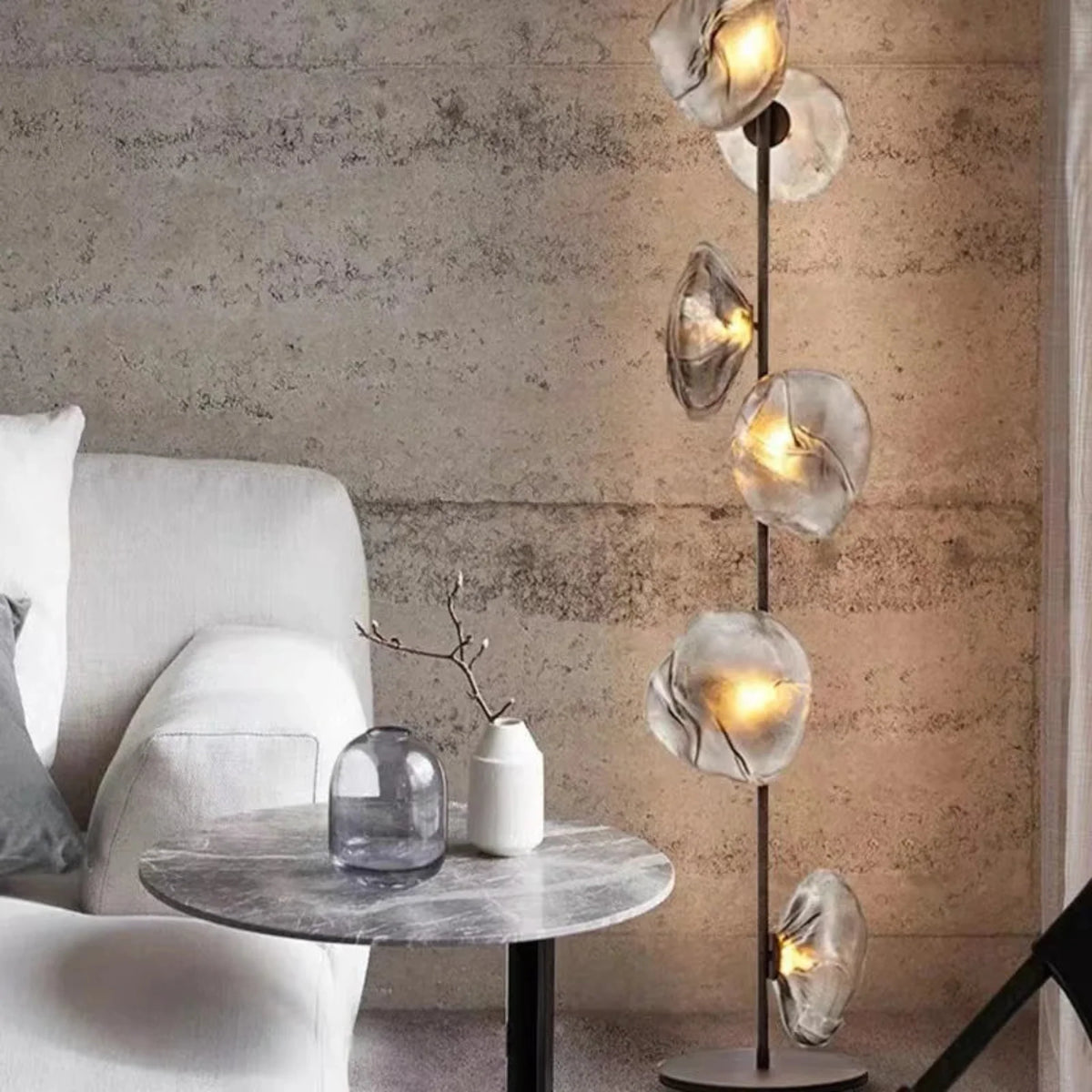 Skulpturale Stehleuchte mit Glasschirmen, Metallgestell, modernes Wohnzimmer, Schlafzimmer, stimmungsvolle Beleuchtung, Design | Sansoti