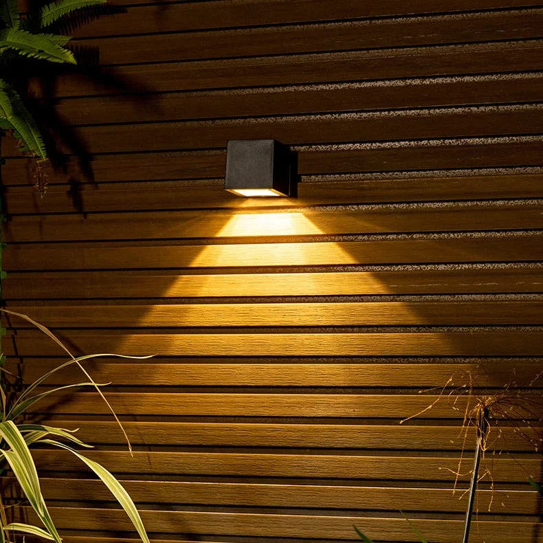 Quadratische Solar-Wandleuchte aus ABS 8x8cm, warmweiße LED-Außenbeleuchtung für Gartenweg und Terrasse, IP65, wiederaufladbar, wasserdicht | Sansoti