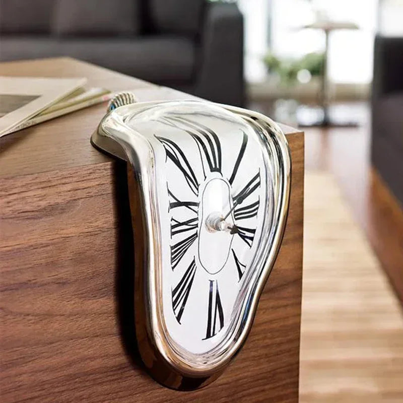 Schmelzende Uhr Salvador Dalí Stil 18x12x15cm Kunststoff Aluminium Surrealistisch Dekorative Uhr Regal Tisch Wohnzimmer Geschenk | Restfield