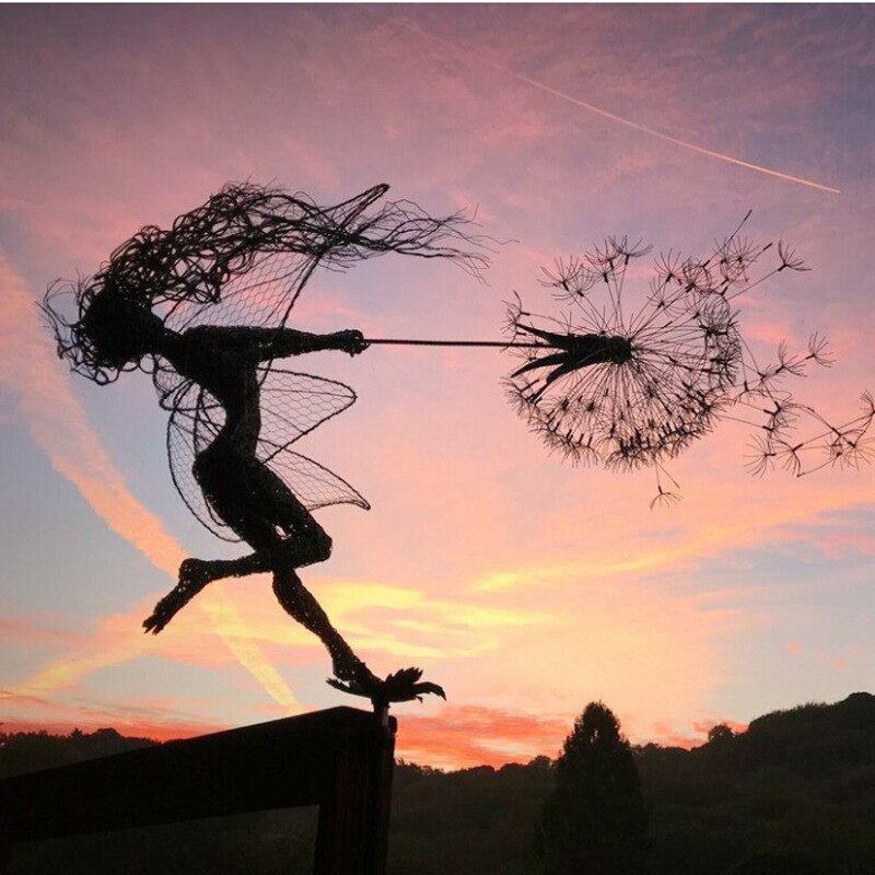 Metalen Tuinornament Fee met Paardenbloem 75cm Zwart Silhouet Gazon Decoratie Tuinsteker Miniatuur Tuin | Sansoti