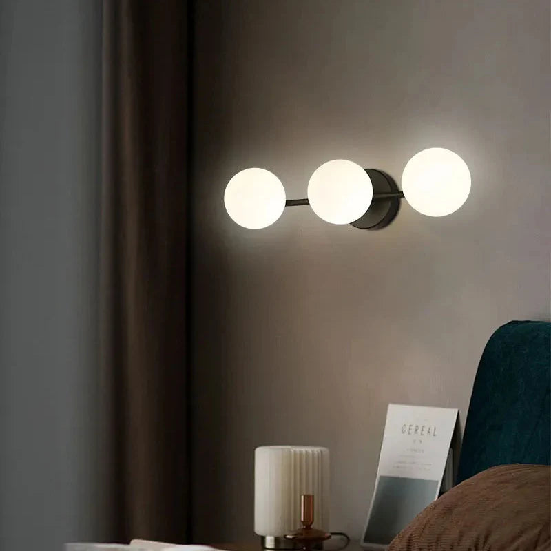 Wandlampe mit Glaskugel, Metall, Gold, Schwarz, warmes Licht, Schlafzimmer, Flur, Wohnzimmer, skandinavisches Design, stimmungsvolle Beleuchtung | Sansoti