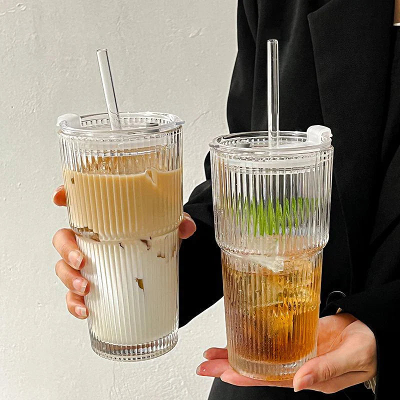 Geribbelde To-Go Beker met Rietje - Borosilicaatglas - Herbruikbare Drinkbeker voor Koffie & Thee - Warmteisolerend met Deksel - Draagbare Reisbeker voor Onderweg | Sansoti